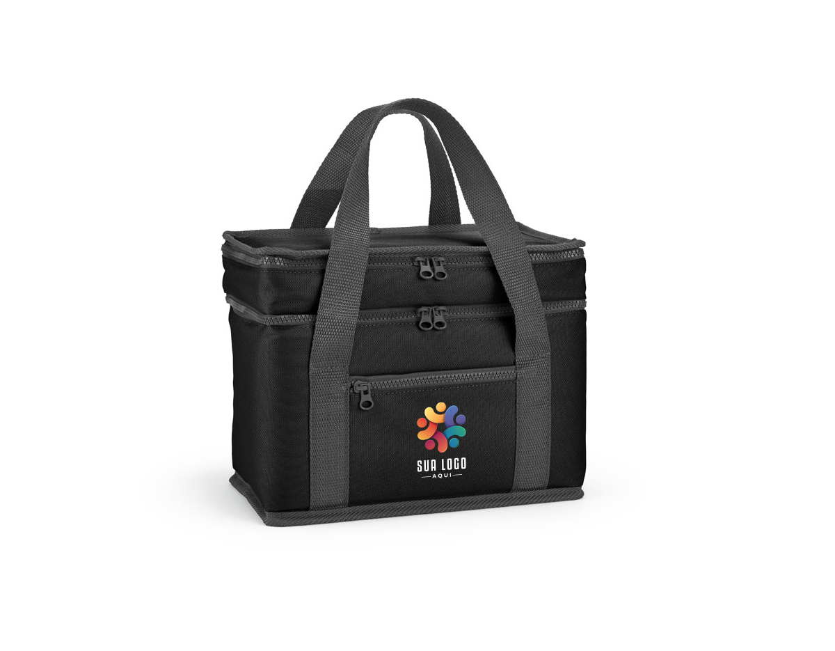 Bolsa térmica feita em 600D poliéster reciclado (100% rPET), com dois compartimentos principais isolados em PEVA, que facilitam a higienização. Possui um bolso frontal com zíper e capacidade de até 10 L, ideal para manter alimentos e bebidas na temperatura adequada.