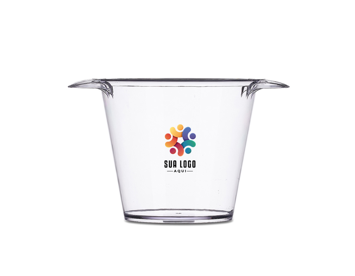 Balde de gelo com capacidade para 4 litros, ideal para manter bebidas refrigeradas. Possui alças laterais para facilitar o transporte. Na versão branca, apresenta acabamento leitoso, conferindo um visual sofisticado e discreto ao produto.