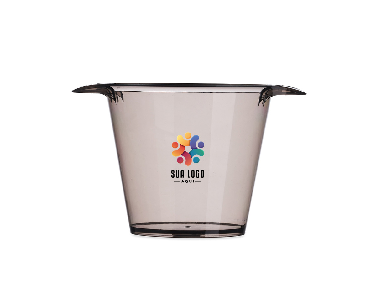 Balde de gelo com capacidade para 4 litros, ideal para manter bebidas refrigeradas. Possui alças laterais para facilitar o transporte. Na versão branca, apresenta acabamento leitoso, conferindo um visual sofisticado e discreto ao produto.
