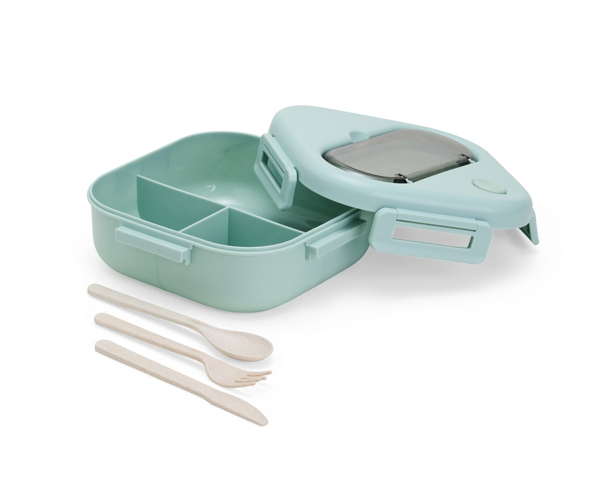 Marmita hermética tipo Bentô com capacidade de 1,2 litros, possui 3 divisórias internas que mantêm os alimentos separados. Feita em PP atóxico e livre de BPA, conta com tampa com travas de segurança, silicone com respiro e alças para facilitar o transporte. Inclui 3 talheres guardados em compartimento separado com tampa transparente. Ideal para refeições práticas e saudáveis.