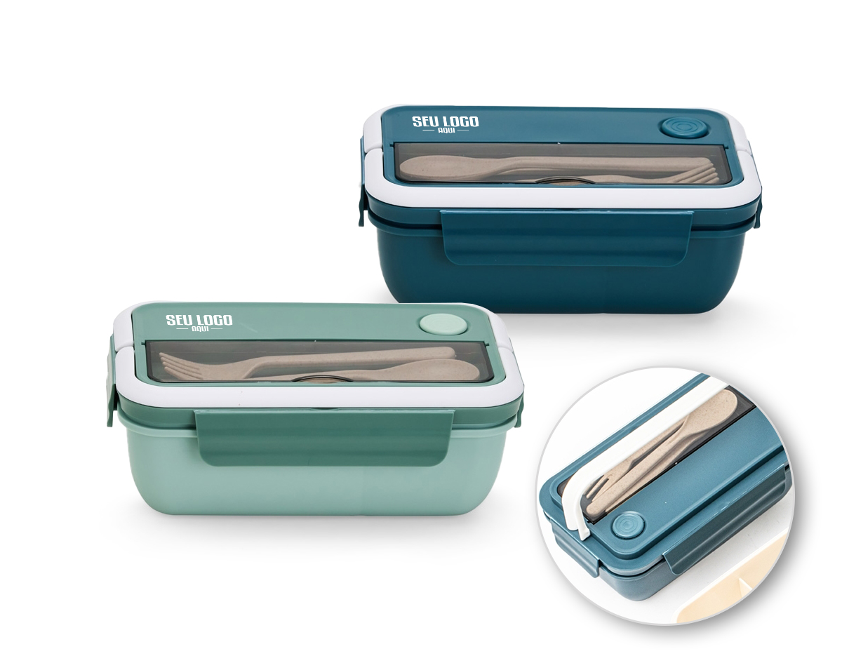 Marmita hermética de 1 litro com divisórias e 3 talheres, feita em PP atóxico e livre de BPA, garantindo segurança no armazenamento dos alimentos. A tampa conta com travas de segurança, silicone com respiro e alças para transporte fácil. Os talheres ficam guardados em compartimento separado com tampa transparente. As divisórias mantêm os alimentos separados, preservando o sabor de cada um. Ideal para refeições práticas e saudáveis.