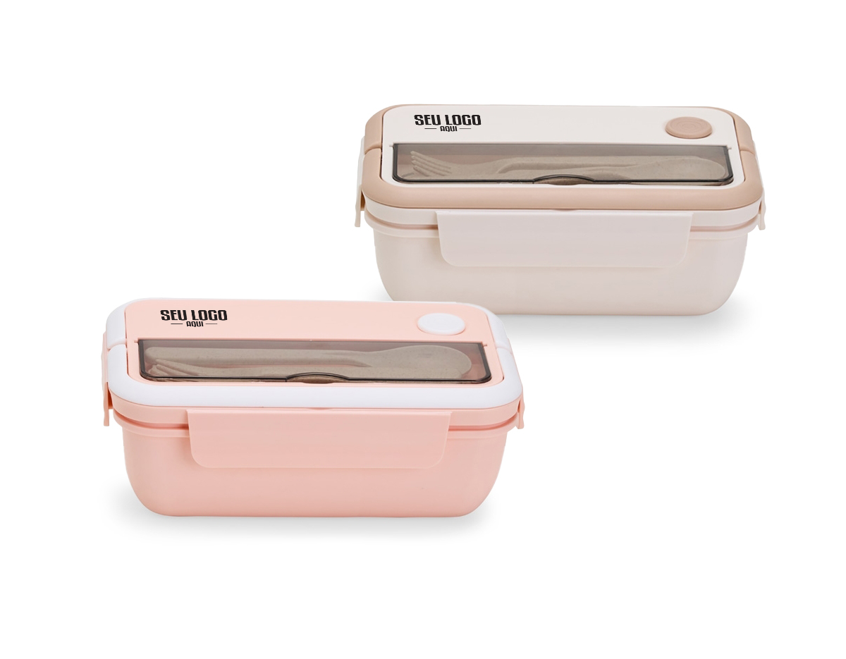 Marmita hermética de 1 litro com divisórias e 3 talheres, feita em PP atóxico e livre de BPA, garantindo segurança no armazenamento dos alimentos. A tampa conta com travas de segurança, silicone com respiro e alças para transporte fácil. Os talheres ficam guardados em compartimento separado com tampa transparente. As divisórias mantêm os alimentos separados, preservando o sabor de cada um. Ideal para refeições práticas e saudáveis.