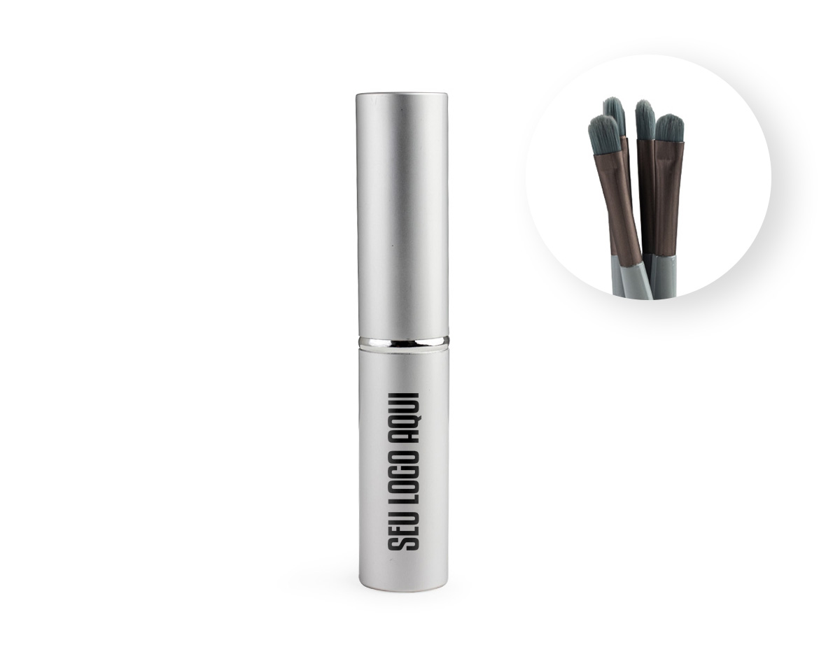Tenha uma maquiagem incrível com este mini kit de pincéis, ideal para precisão e acabamento perfeito. Com cerdas macias, cabos plásticos ergonômicos e estojo de alumínio, oferece elegância, conforto e resultados impecáveis para iniciantes e profissionais. Inclui um pincel língua de gato, perfeito para bases líquidas ou cremosas; um pincel chanfrado, ideal para delinear olhos e sobrancelhas; um pincel côncavo, indispensável para esfumar sombras; um pincel para aplicar sombras de forma uniforme; e um pincel de precisão reto pequeno, adequado para aplicar sombras ou fazer detalhes mais marcantes, como iluminar a linha abaixo das sobrancelhas.