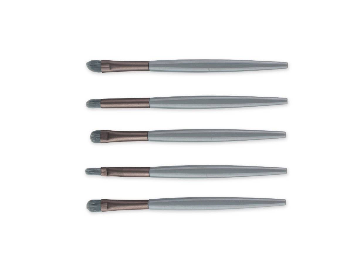 Tenha uma maquiagem incrível com este mini kit de pincéis, ideal para precisão e acabamento perfeito. Com cerdas macias, cabos plásticos ergonômicos e estojo de alumínio, oferece elegância, conforto e resultados impecáveis para iniciantes e profissionais. Inclui um pincel língua de gato, perfeito para bases líquidas ou cremosas; um pincel chanfrado, ideal para delinear olhos e sobrancelhas; um pincel côncavo, indispensável para esfumar sombras; um pincel para aplicar sombras de forma uniforme; e um pincel de precisão reto pequeno, adequado para aplicar sombras ou fazer detalhes mais marcantes, como iluminar a linha abaixo das sobrancelhas.