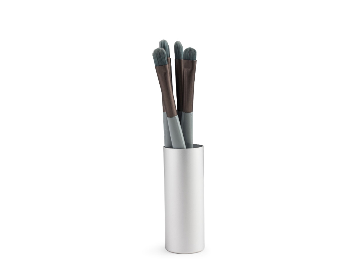 Tenha uma maquiagem incrível com este mini kit de pincéis, ideal para precisão e acabamento perfeito. Com cerdas macias, cabos plásticos ergonômicos e estojo de alumínio, oferece elegância, conforto e resultados impecáveis para iniciantes e profissionais. Inclui um pincel língua de gato, perfeito para bases líquidas ou cremosas; um pincel chanfrado, ideal para delinear olhos e sobrancelhas; um pincel côncavo, indispensável para esfumar sombras; um pincel para aplicar sombras de forma uniforme; e um pincel de precisão reto pequeno, adequado para aplicar sombras ou fazer detalhes mais marcantes, como iluminar a linha abaixo das sobrancelhas.