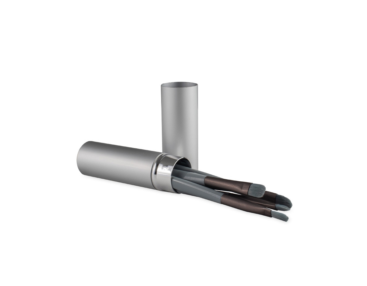 Tenha uma maquiagem incrível com este mini kit de pincéis, ideal para precisão e acabamento perfeito. Com cerdas macias, cabos plásticos ergonômicos e estojo de alumínio, oferece elegância, conforto e resultados impecáveis para iniciantes e profissionais. Inclui um pincel língua de gato, perfeito para bases líquidas ou cremosas; um pincel chanfrado, ideal para delinear olhos e sobrancelhas; um pincel côncavo, indispensável para esfumar sombras; um pincel para aplicar sombras de forma uniforme; e um pincel de precisão reto pequeno, adequado para aplicar sombras ou fazer detalhes mais marcantes, como iluminar a linha abaixo das sobrancelhas.