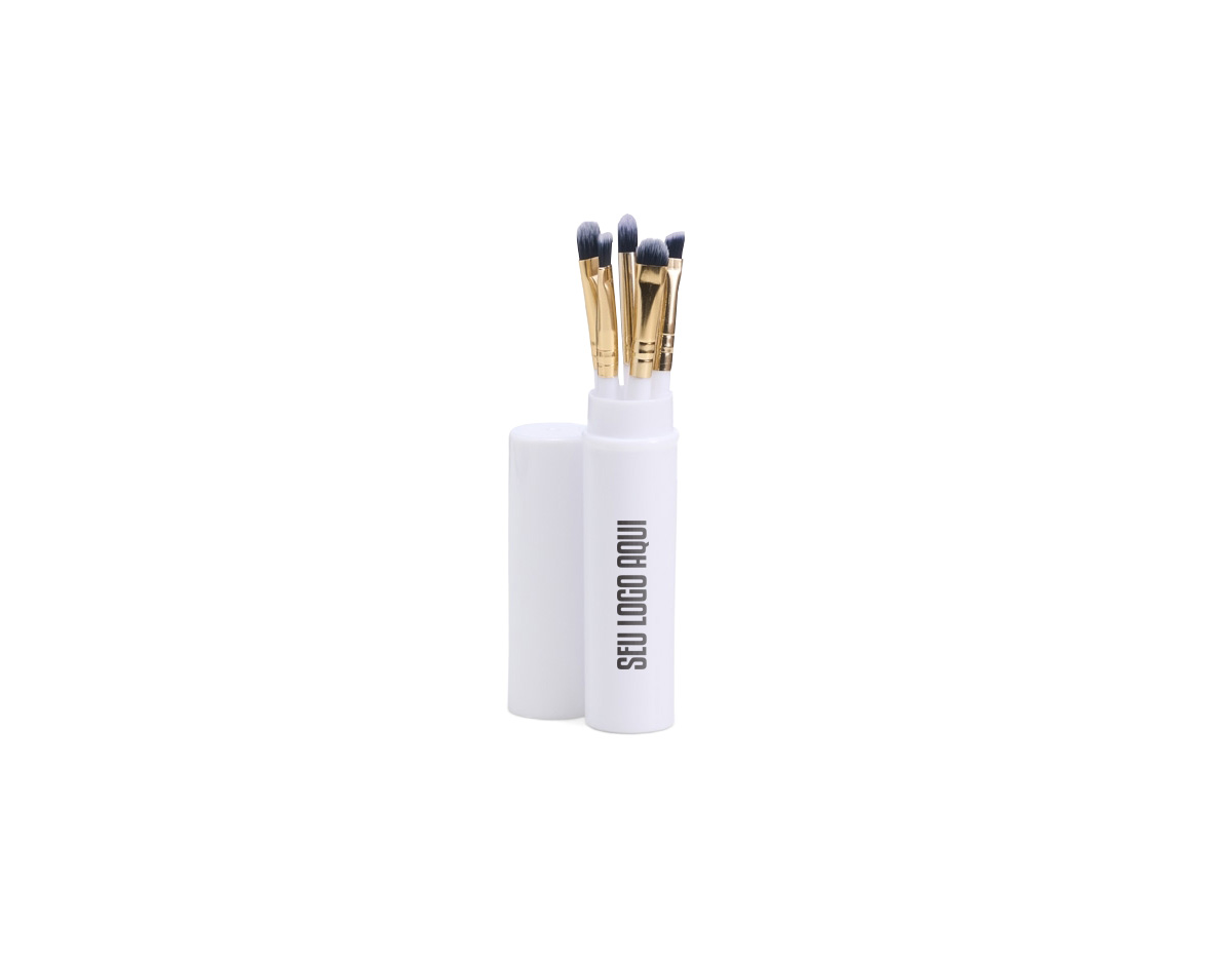 Tenha uma maquiagem perfeita com este kit essencial de pincéis, ideal para precisão e acabamento. Com estojo plástico, cerdas macias e cabos plásticos ergonômicos, oferece elegância, conforto e resultados impecáveis para iniciantes e profissionais. Inclui um pincel língua de gato, perfeito para bases líquidas ou cremosas; um chanfrado, ideal para delinear olhos e sobrancelhas; um côncavo, indispensável para esfumar sombras; um pincel para aplicar sombras de forma uniforme; e um para corretivo, perfeito para cobrir imperfeições e iluminar pontos estratégicos.