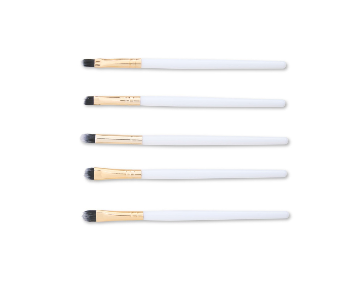 Tenha uma maquiagem perfeita com este kit essencial de pincéis, ideal para precisão e acabamento. Com estojo plástico, cerdas macias e cabos plásticos ergonômicos, oferece elegância, conforto e resultados impecáveis para iniciantes e profissionais. Inclui um pincel língua de gato, perfeito para bases líquidas ou cremosas; um chanfrado, ideal para delinear olhos e sobrancelhas; um côncavo, indispensável para esfumar sombras; um pincel para aplicar sombras de forma uniforme; e um para corretivo, perfeito para cobrir imperfeições e iluminar pontos estratégicos.
