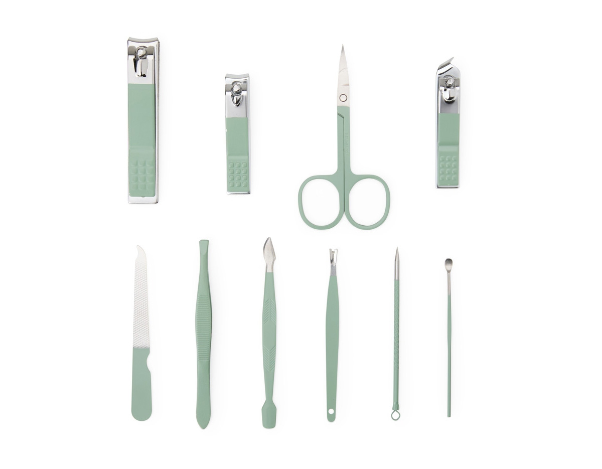 Kit Manicure 10 peças em estojo de couro sintético, perfeito para embelezar e cuidar das unhas, podendo ser usado em casa ou em salões de beleza. Com três cortadores de unha, tesoura, lixa, pinça, empurrador de cutícula, removedor de cutícula, palito de unha e espátula para ouvido, este kit oferece tudo o que precisa para manter as unhas e cuidados sempre em dia.
