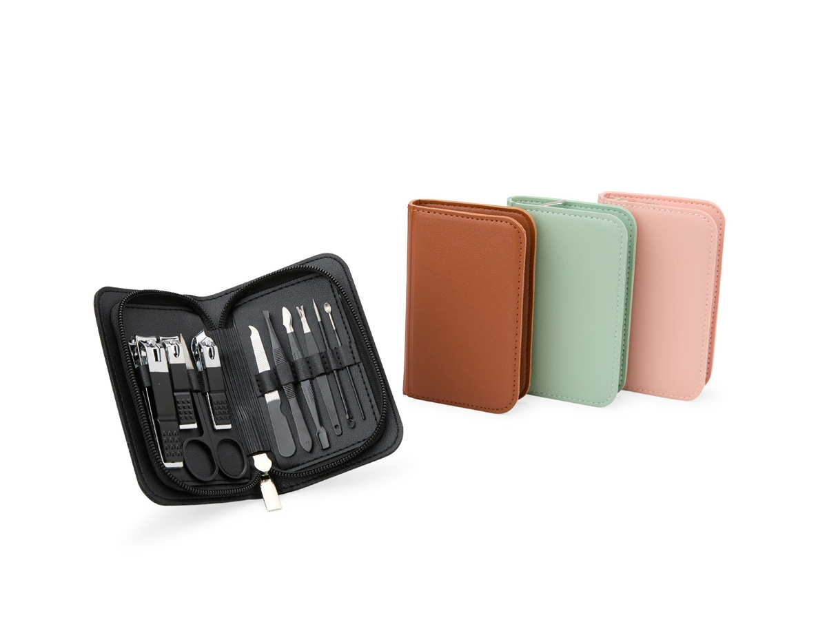 Kit Manicure 10 peças em estojo de couro sintético, perfeito para embelezar e cuidar das unhas, podendo ser usado em casa ou em salões de beleza. Com três cortadores de unha, tesoura, lixa, pinça, empurrador de cutícula, removedor de cutícula, palito de unha e espátula para ouvido, este kit oferece tudo o que precisa para manter as unhas e cuidados sempre em dia.