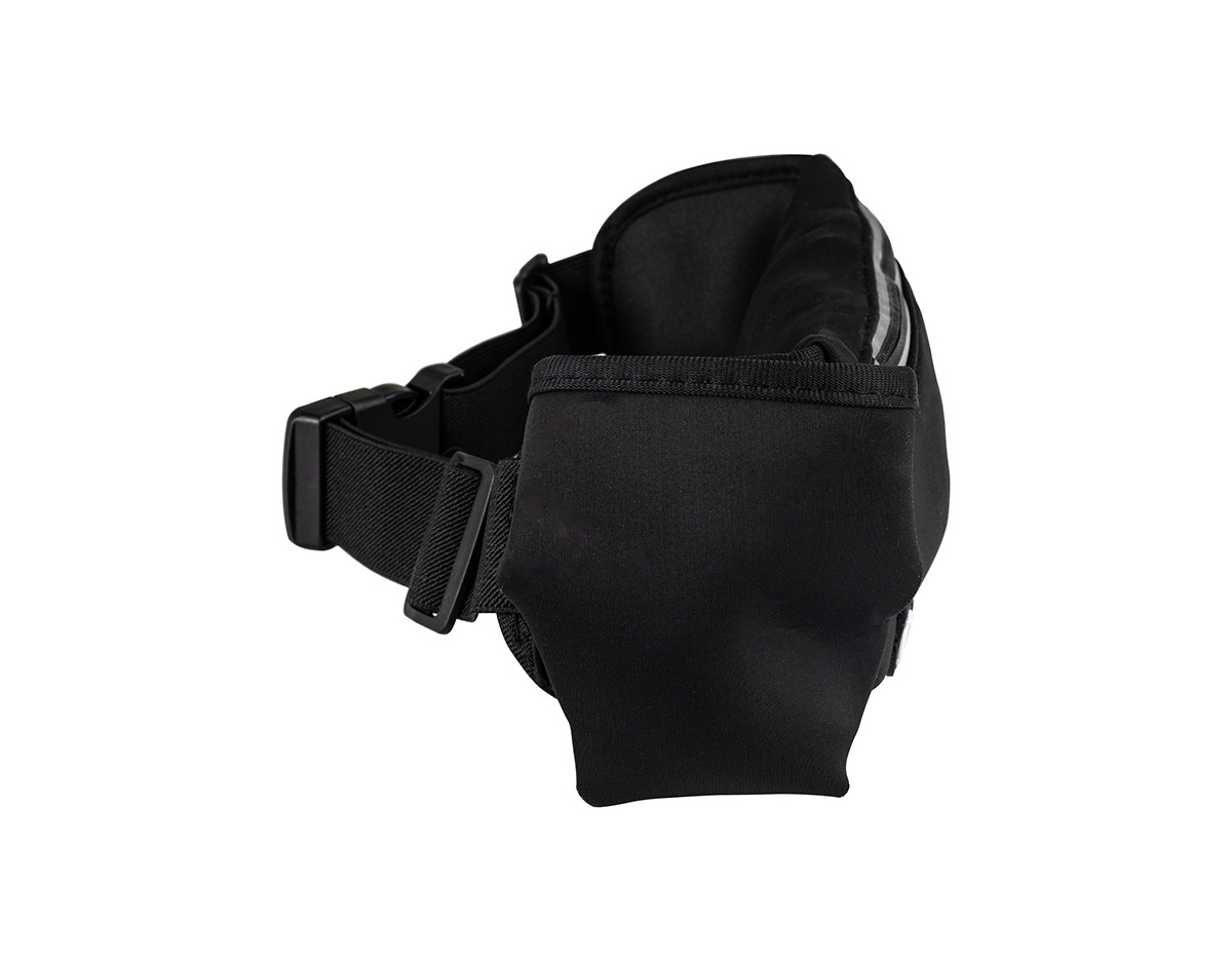 Torne suas caminhadas ainda mais práticas com esta pochete funcional! Fabricada em neoprene e resistente à água, ela é perfeita para qualquer aventura. Possui um bolso principal espaçoso, ideal para celulares, com uma divisória interna que protege a tela de riscos e organiza outros itens. Na parte externa, conta com um compartimento exclusivo para garrafinhas de água ou isotônicos e um bolso menor, ideal para chaves, documentos ou pequenos objetos como pastilhas. Leve e discreta, essa pochete ainda oferece saída para fones de ouvido e faixas refletivas, garantindo mais segurança durante corridas noturnas.