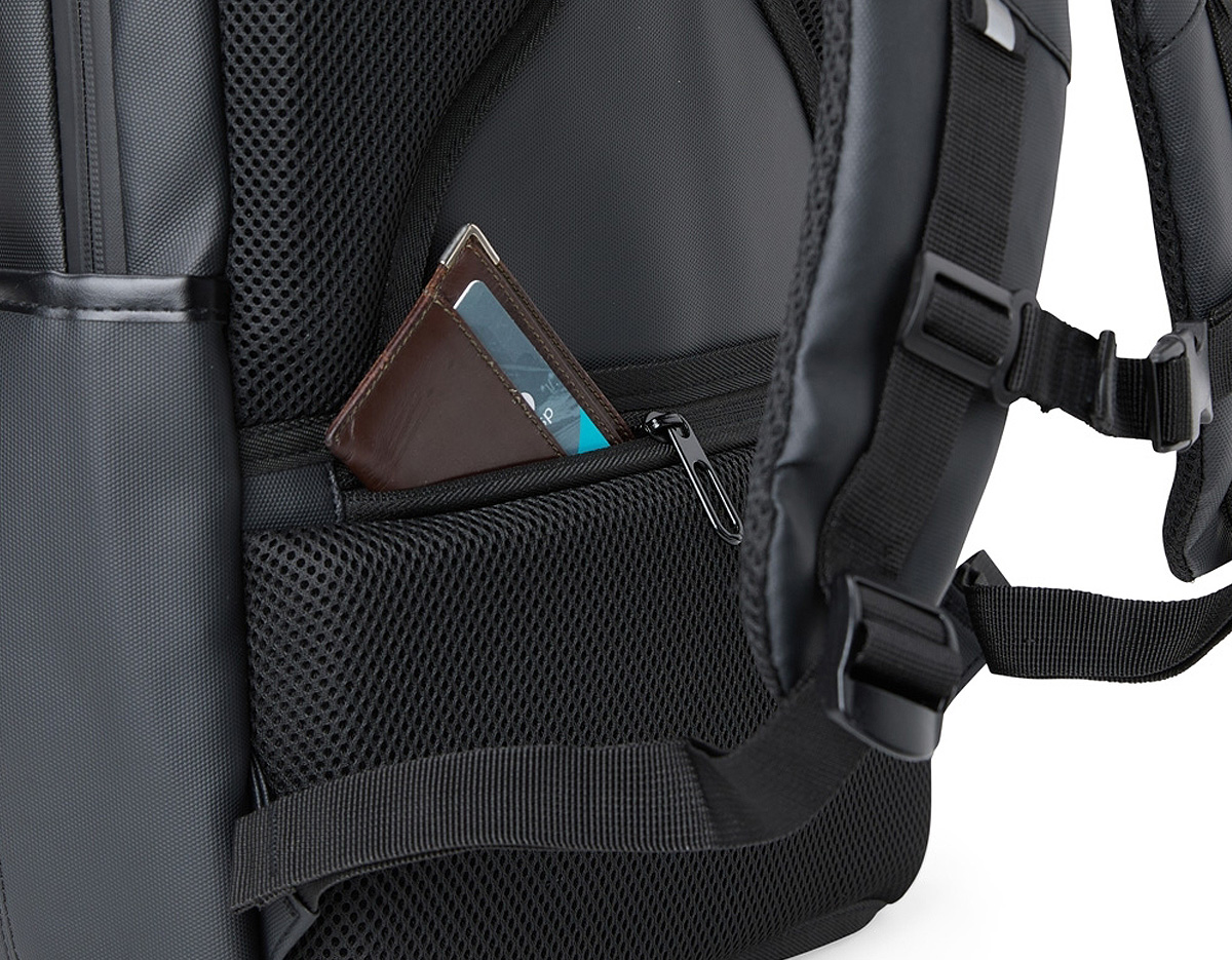 Mochila de 21L em couro sintético, com 4 compartimentos, espaço p/ notebook 15,6", USB, antifurto, engate p/ malas e alças acolchoadas. Conforto e estilo no dia a dia corporativo!

Se quiser uma versão com outro foco (mais técnica, mais criativa, mais comercial), posso adaptar também!