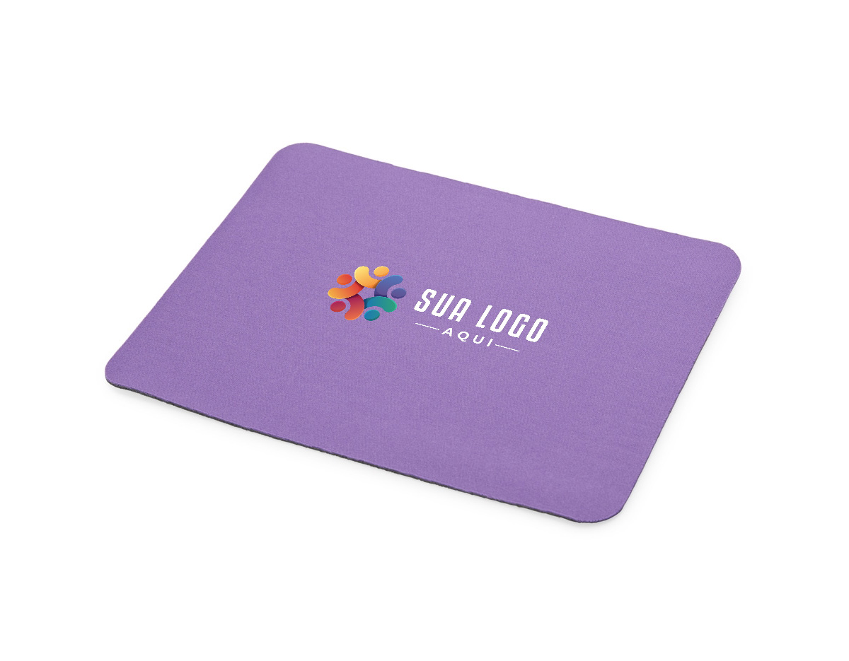 Mouse pad com base emborrachada antiderrapante, garantindo que ele não escorregue durante o uso. A parte de cima é de tecido macio, perfeito para deslizar o mouse com precisão e conforto. Ideal para quem quer personalizar com estampas incríveis e deixar a mesa com a sua identidade!