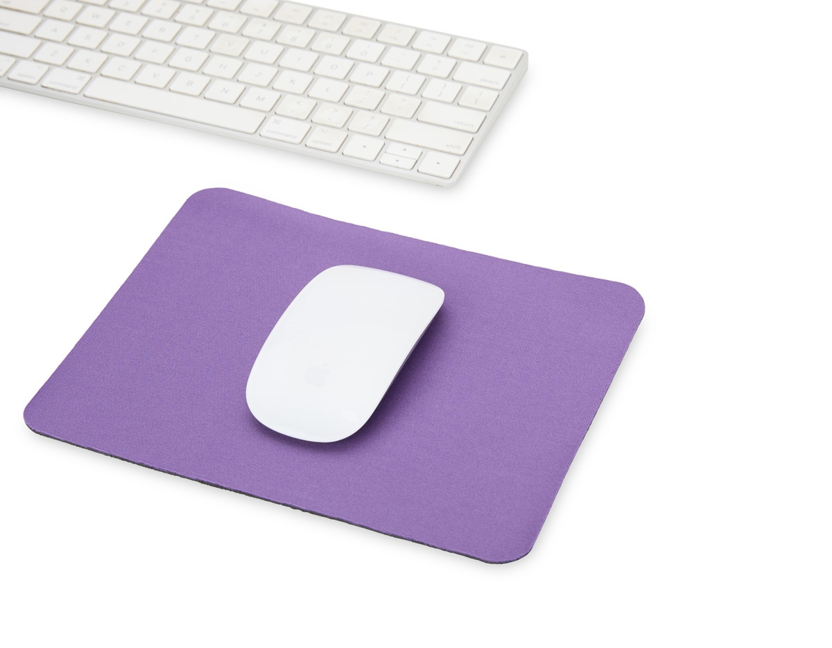 Mouse pad com base emborrachada antiderrapante, garantindo que ele não escorregue durante o uso. A parte de cima é de tecido macio, perfeito para deslizar o mouse com precisão e conforto. Ideal para quem quer personalizar com estampas incríveis e deixar a mesa com a sua identidade!