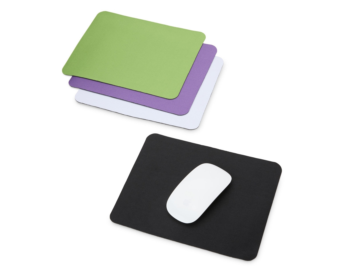 Mouse pad com base emborrachada antiderrapante, garantindo que ele não escorregue durante o uso. A parte de cima é de tecido macio, perfeito para deslizar o mouse com precisão e conforto. Ideal para quem quer personalizar com estampas incríveis e deixar a mesa com a sua identidade!
