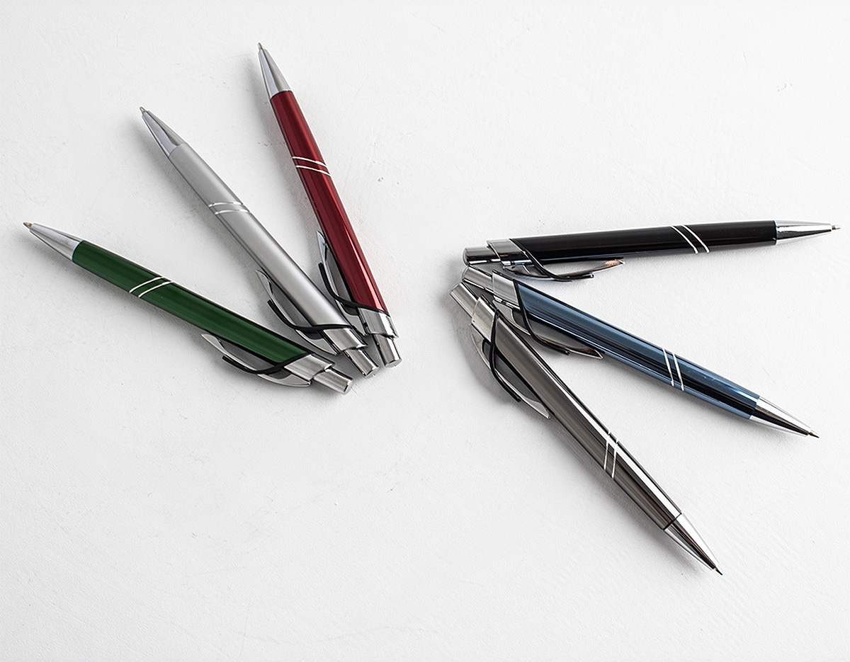 Elegante e funcional, esta caneta metálica é a combinação perfeita de sofisticação e praticidade para o dia a dia. Com acionamento por clique, oferece uma escrita suave e precisa graças à sua carga esferográfica azul de 1.0mm.