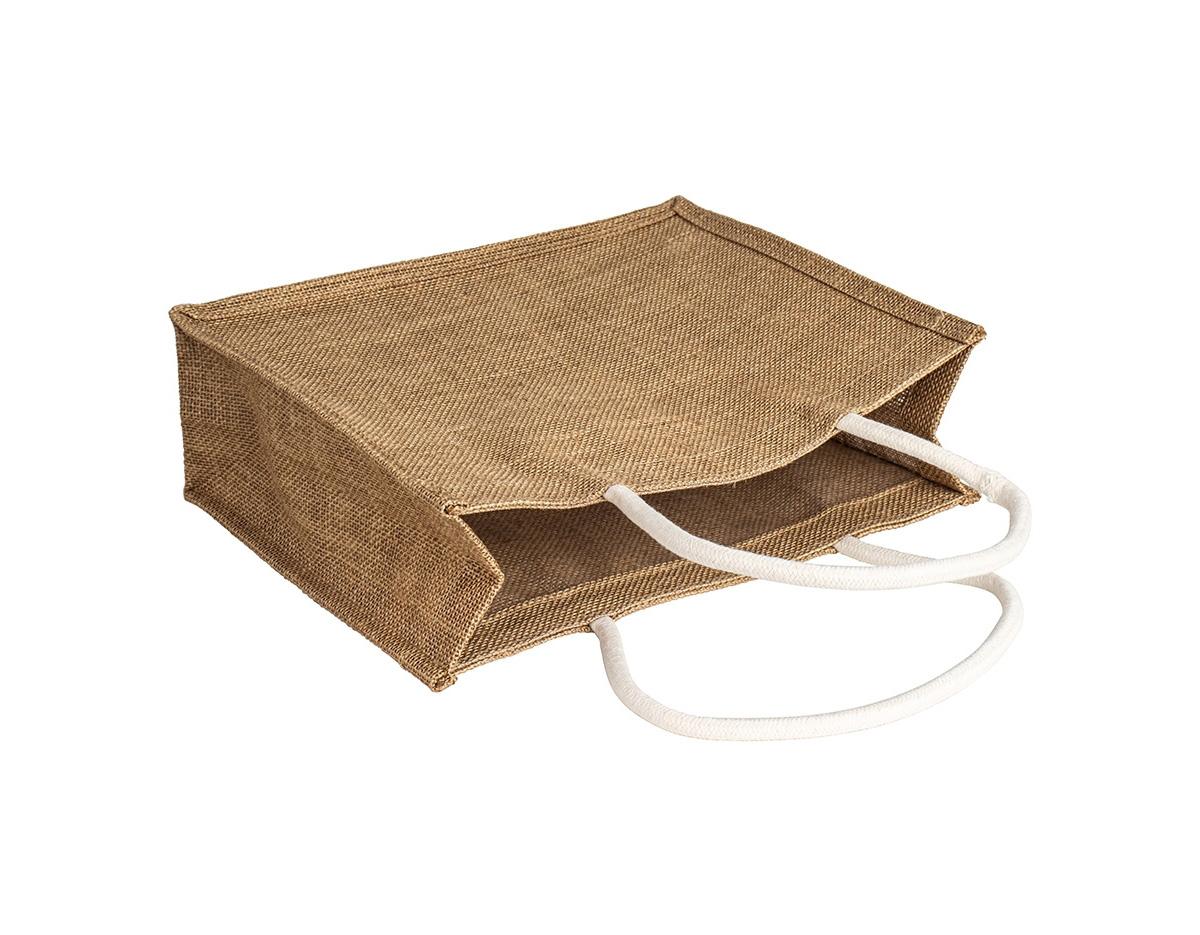 Versátil e resistente, nossa sacola de linho é a escolha ideal para adicionar toque de naturalidade a qualquer look do dia. Com alças reforçadas e estrutura de 400g/m², ela é perfeita para carregar itens essenciais, tanto para idas ao mercado quanto para momentos na praia. Um item indispensável para quem valoriza beleza e utilidade.