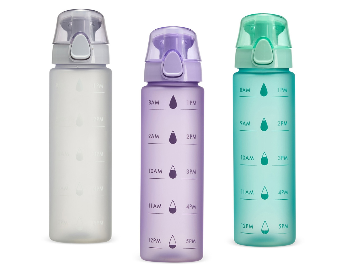 Mantenha-se hidratado com a nossa garrafa ideal para o dia a dia. Feita de plástico resistente, ela combina praticidade e funcionalidade com um design inteligente. Possui tampa com bocal e botão de acionamento para facilitar o uso, alça para transporte que garante praticidade onde quer que você vá, e um marcador de horário que ajuda a lembrar de se hidratar ao longo do dia, além de motivar quem tem dificuldade em manter uma rotina de consumo de água.