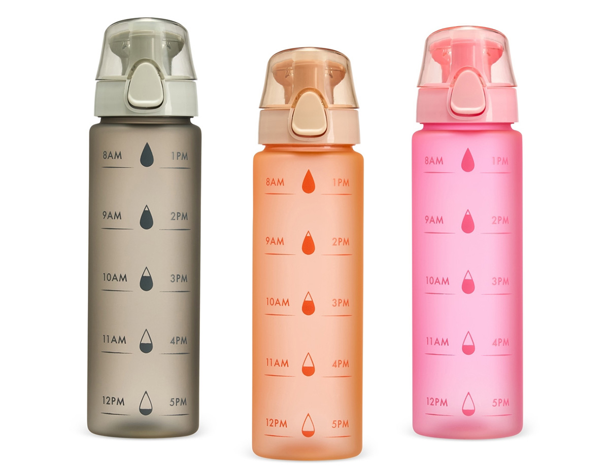 Mantenha-se hidratado com a nossa garrafa ideal para o dia a dia. Feita de plástico resistente, ela combina praticidade e funcionalidade com um design inteligente. Possui tampa com bocal e botão de acionamento para facilitar o uso, alça para transporte que garante praticidade onde quer que você vá, e um marcador de horário que ajuda a lembrar de se hidratar ao longo do dia, além de motivar quem tem dificuldade em manter uma rotina de consumo de água.