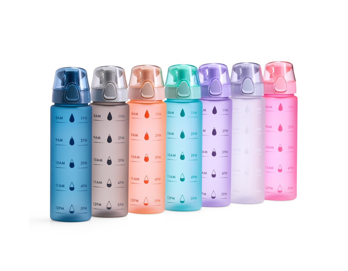 Mantenha-se hidratado com a nossa garrafa ideal para o dia a dia. Feita de plástico resistente, ela combina praticidade e funcionalidade com um design inteligente. Possui tampa com bocal e botão de acionamento para facilitar o uso, alça para transporte que garante praticidade onde quer que você vá, e um marcador de horário que ajuda a lembrar de se hidratar ao longo do dia, além de motivar quem tem dificuldade em manter uma rotina de consumo de água.