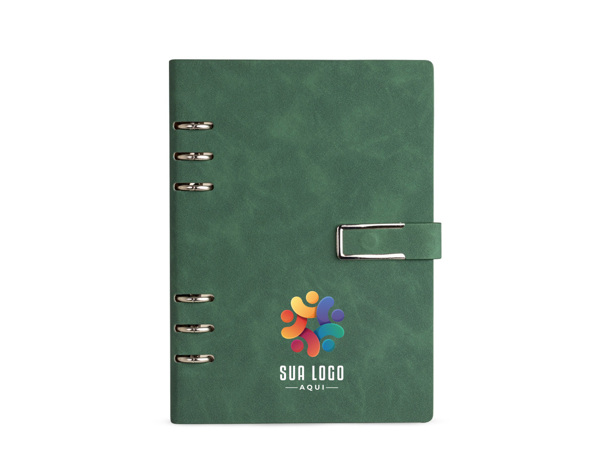 Organize todas as anotações de forma prática com o nosso caderno fichário em PU. Com um design super elegante, ele tem capa dura no formato A5 e um fechamento de fivela imantado que protege as 119 folhas em papel marfim. Os seis anéis permitem retirar e reorganizar as folhas sempre que precisarem, deixando tudo do seu jeito. E para completar, a primeira folha traz um espaço especial para dados pessoais. Esse caderno fichário é a escolha perfeita para manter tudo organizado e com muita sofisticação.