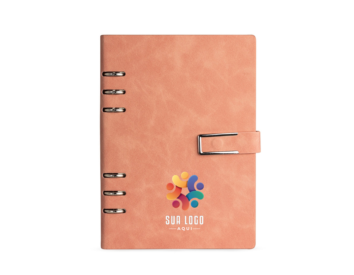 Organize todas as anotações de forma prática com o nosso caderno fichário em PU. Com um design super elegante, ele tem capa dura no formato A5 e um fechamento de fivela imantado que protege as 119 folhas em papel marfim. Os seis anéis permitem retirar e reorganizar as folhas sempre que precisarem, deixando tudo do seu jeito. E para completar, a primeira folha traz um espaço especial para dados pessoais. Esse caderno fichário é a escolha perfeita para manter tudo organizado e com muita sofisticação.