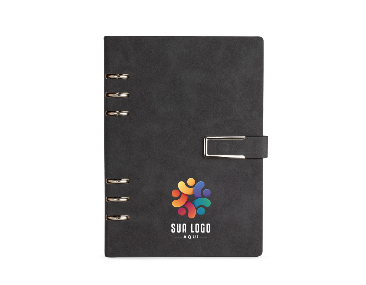 Organize todas as anotações de forma prática com o nosso caderno fichário em PU. Com um design super elegante, ele tem capa dura no formato A5 e um fechamento de fivela imantado que protege as 119 folhas em papel marfim. Os seis anéis permitem retirar e reorganizar as folhas sempre que precisarem, deixando tudo do seu jeito. E para completar, a primeira folha traz um espaço especial para dados pessoais. Esse caderno fichário é a escolha perfeita para manter tudo organizado e com muita sofisticação.