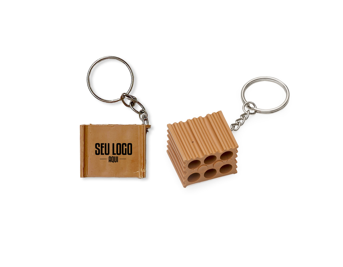 Chaveiro de plástico em formato de tijolo, com um lado liso ideal para personalização. O outro lado é totalmente em relevo, destacando o formato. Ideal para quem busca um item funcional e com possibilidade de personalização para diferentes finalidades.