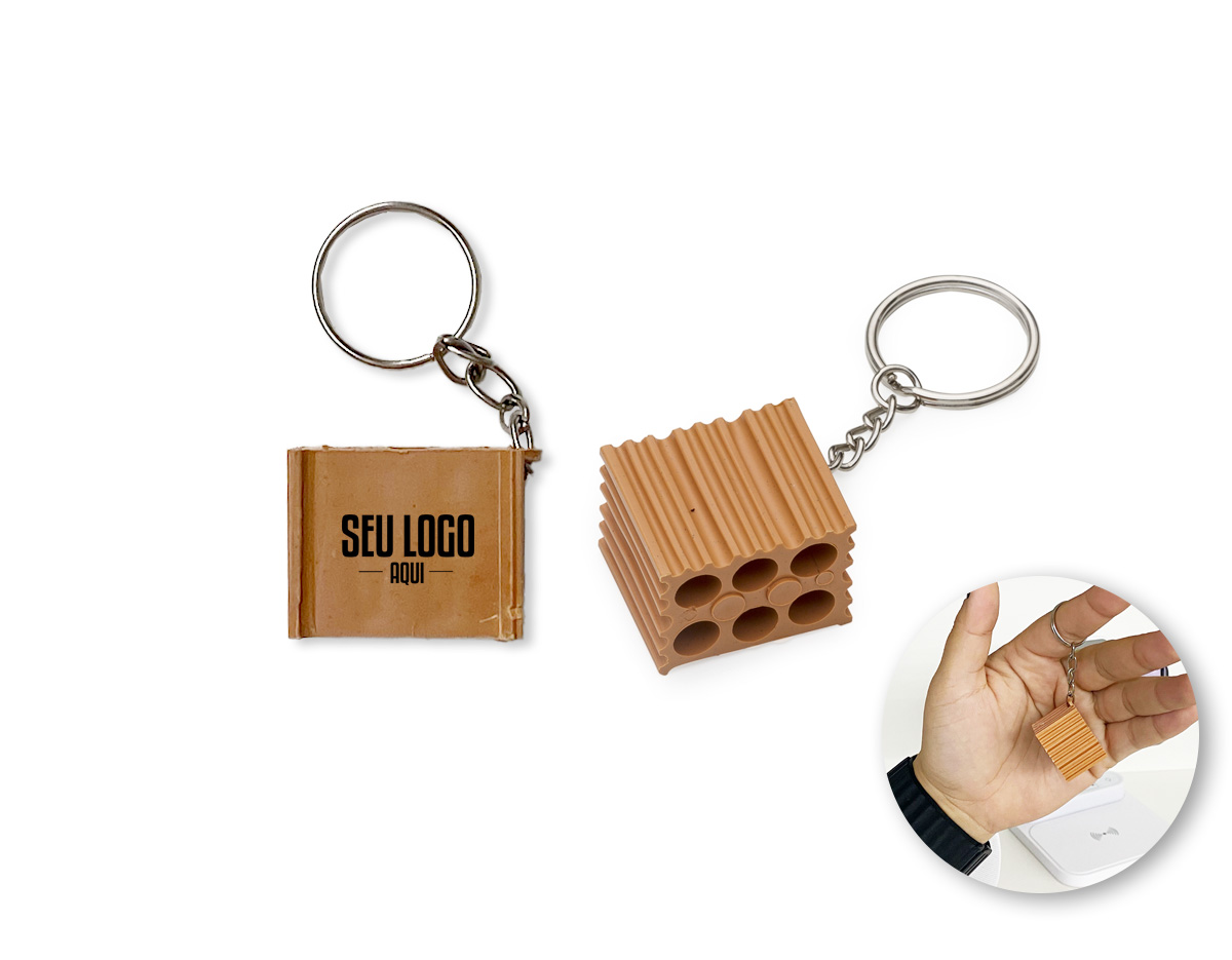 Chaveiro de plástico em formato de tijolo, com um lado liso ideal para personalização. O outro lado é totalmente em relevo, destacando o formato. Ideal para quem busca um item funcional e com possibilidade de personalização para diferentes finalidades.