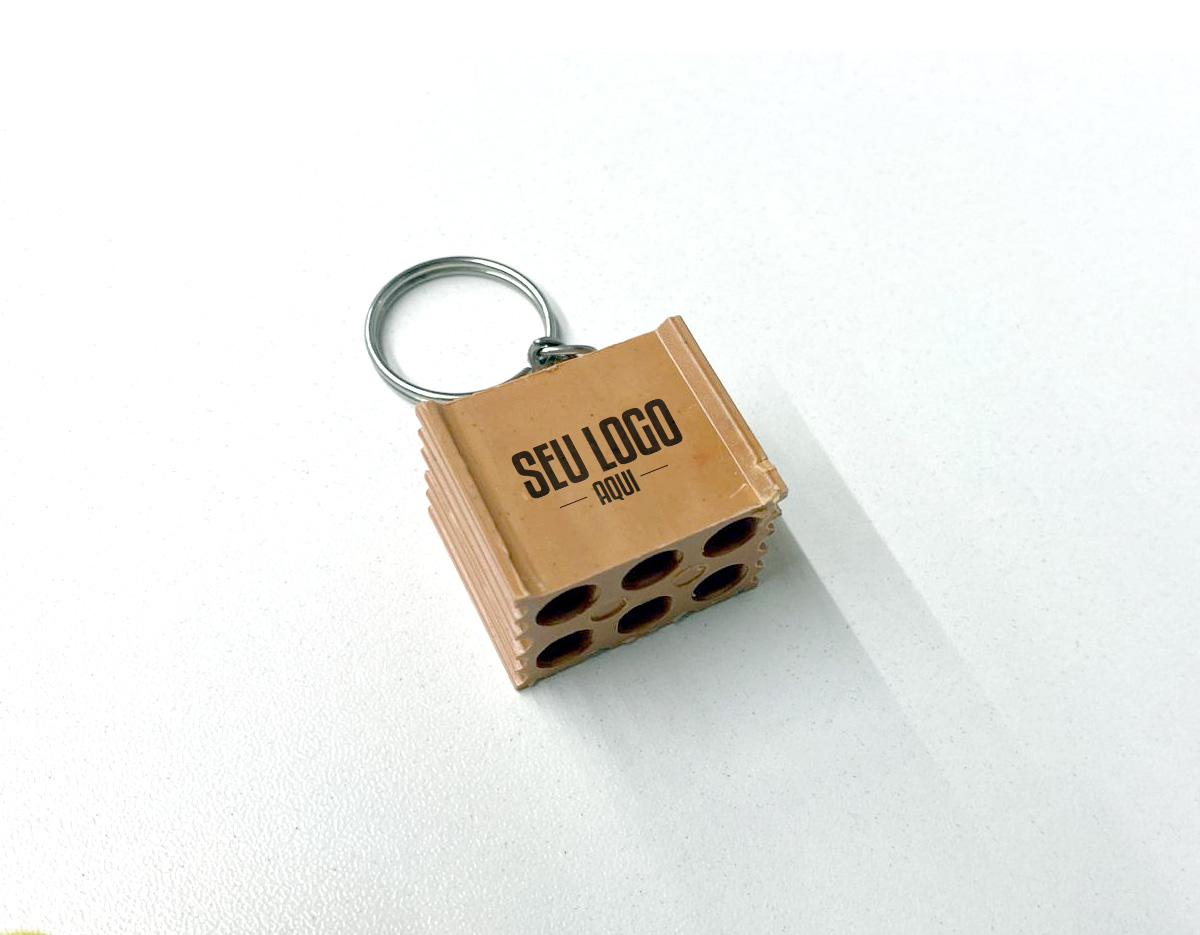 Chaveiro de plástico em formato de tijolo, com um lado liso ideal para personalização. O outro lado é totalmente em relevo, destacando o formato. Ideal para quem busca um item funcional e com possibilidade de personalização para diferentes finalidades.