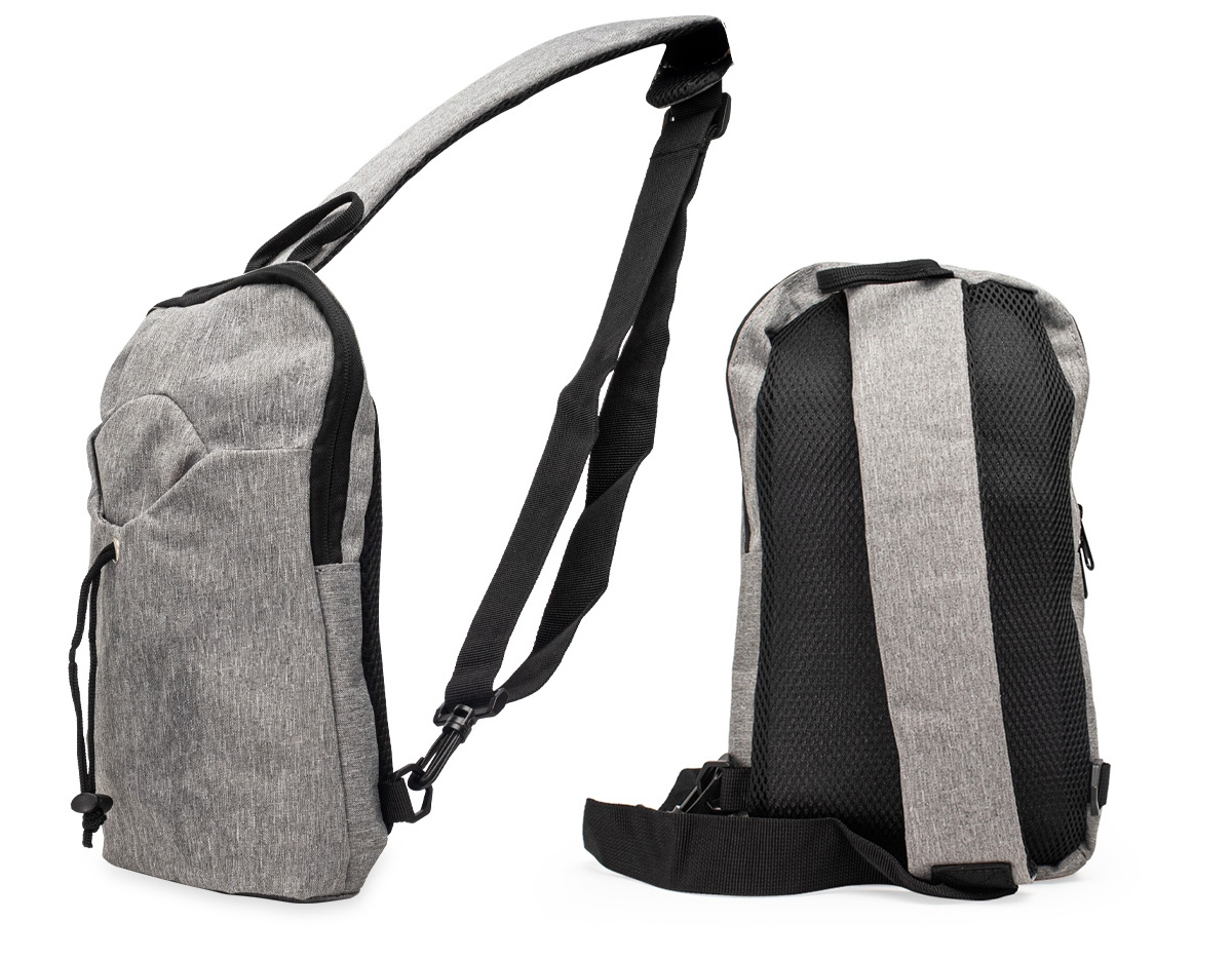 Para quem ama praticidade no dia a dia, essa mochila de ombro de 6 litros é a escolha perfeita. Feita em nylon resistente à água, ela é compacta e super funcional. A mochila possui costas e alças acolchoadas, equipadas com mosquetões que permitem alternar facilmente entre os lados direito e esquerdo, proporcionando maior conforto e versatilidade. O compartimento principal vem com um bolso interno para manter tudo no lugar, e o bolso frontal com fechamento por cordão deixa o acesso bem fácil. Ideal para quem gosta de praticidade sem abrir mão de um visual mais casual.