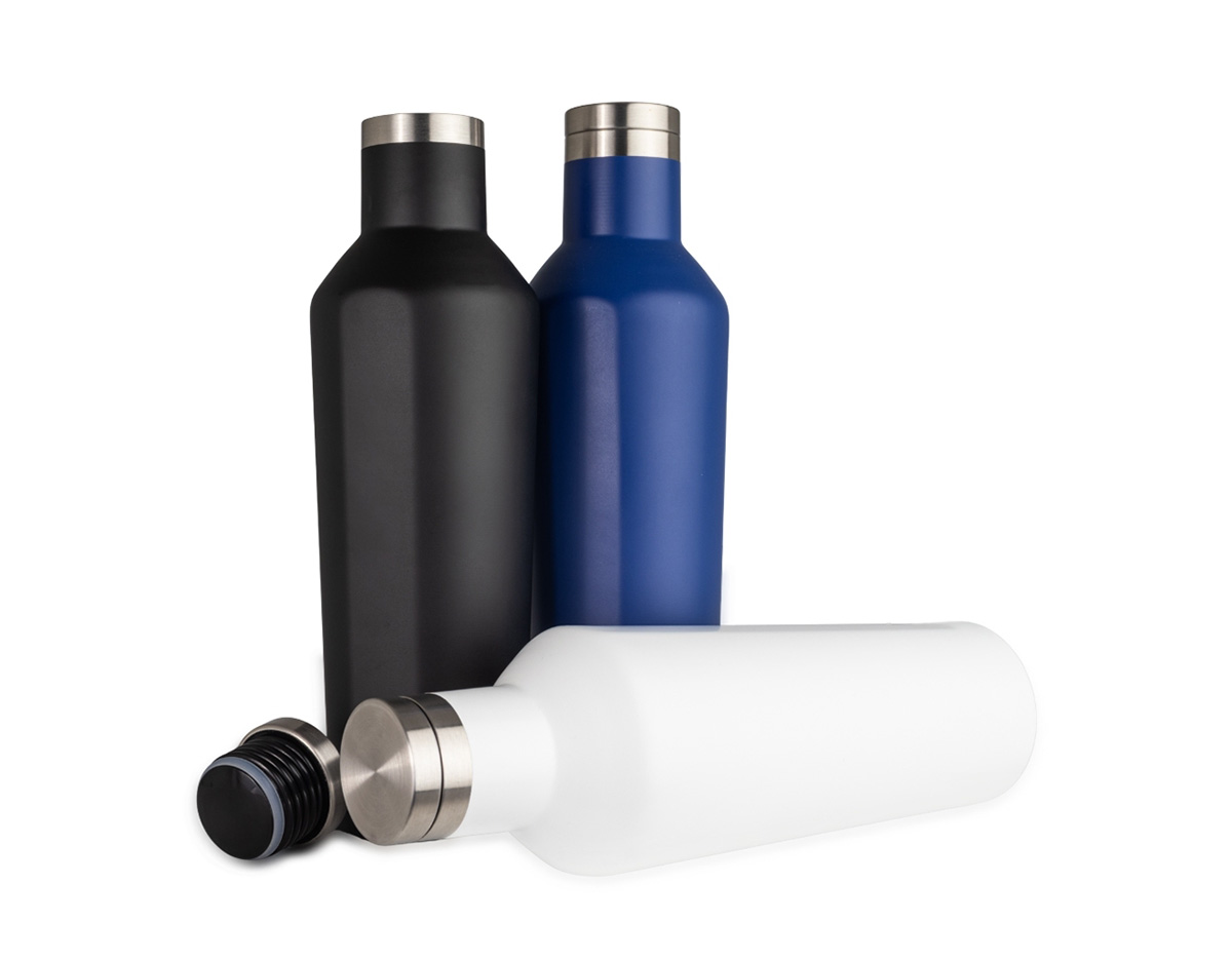 Descubra a garrafa térmica de 520ml que combina funcionalidade e estilo. Fabricada em aço inoxidável de alta qualidade, ela conta com parede dupla que mantém sua bebida quente por horas durante a manhã ou gelada para o refresco da tarde, ideal para quem está sempre em movimento ou curtindo atividades ao ar livre. A tampa rosqueável em inox oferece um fechamento seguro e prático.