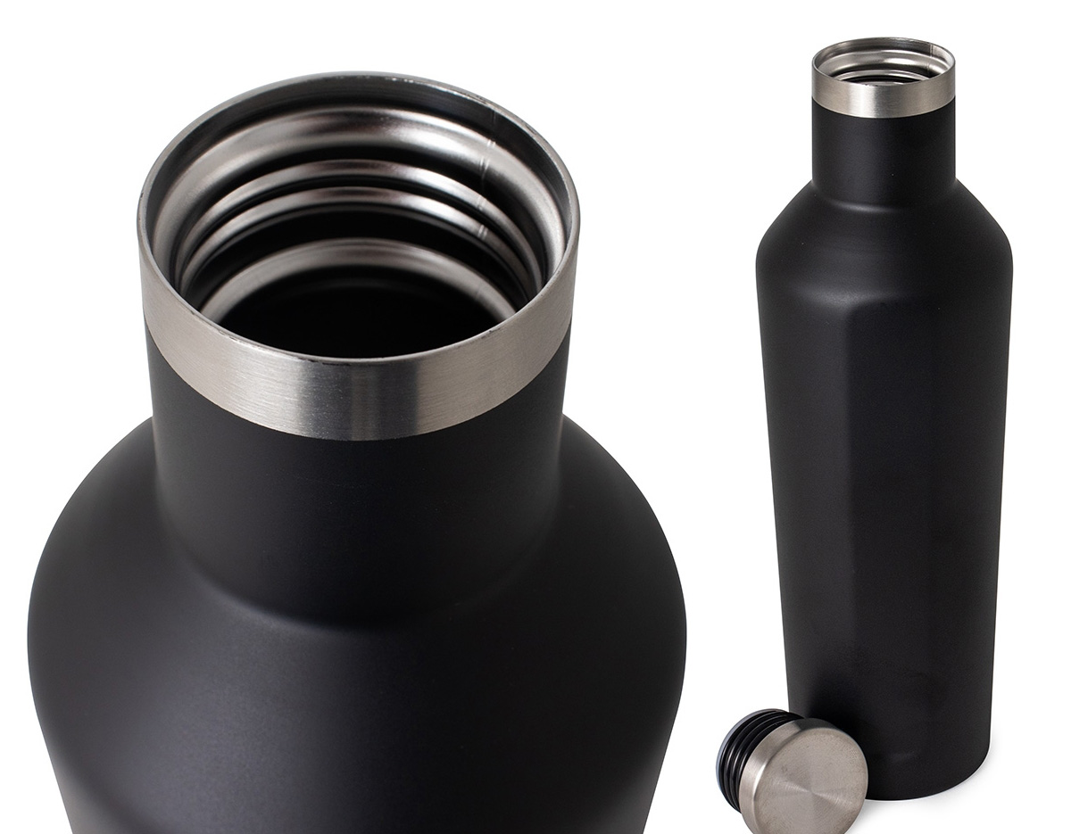 Descubra a garrafa térmica de 520ml que combina funcionalidade e estilo. Fabricada em aço inoxidável de alta qualidade, ela conta com parede dupla que mantém sua bebida quente por horas durante a manhã ou gelada para o refresco da tarde, ideal para quem está sempre em movimento ou curtindo atividades ao ar livre. A tampa rosqueável em inox oferece um fechamento seguro e prático.
