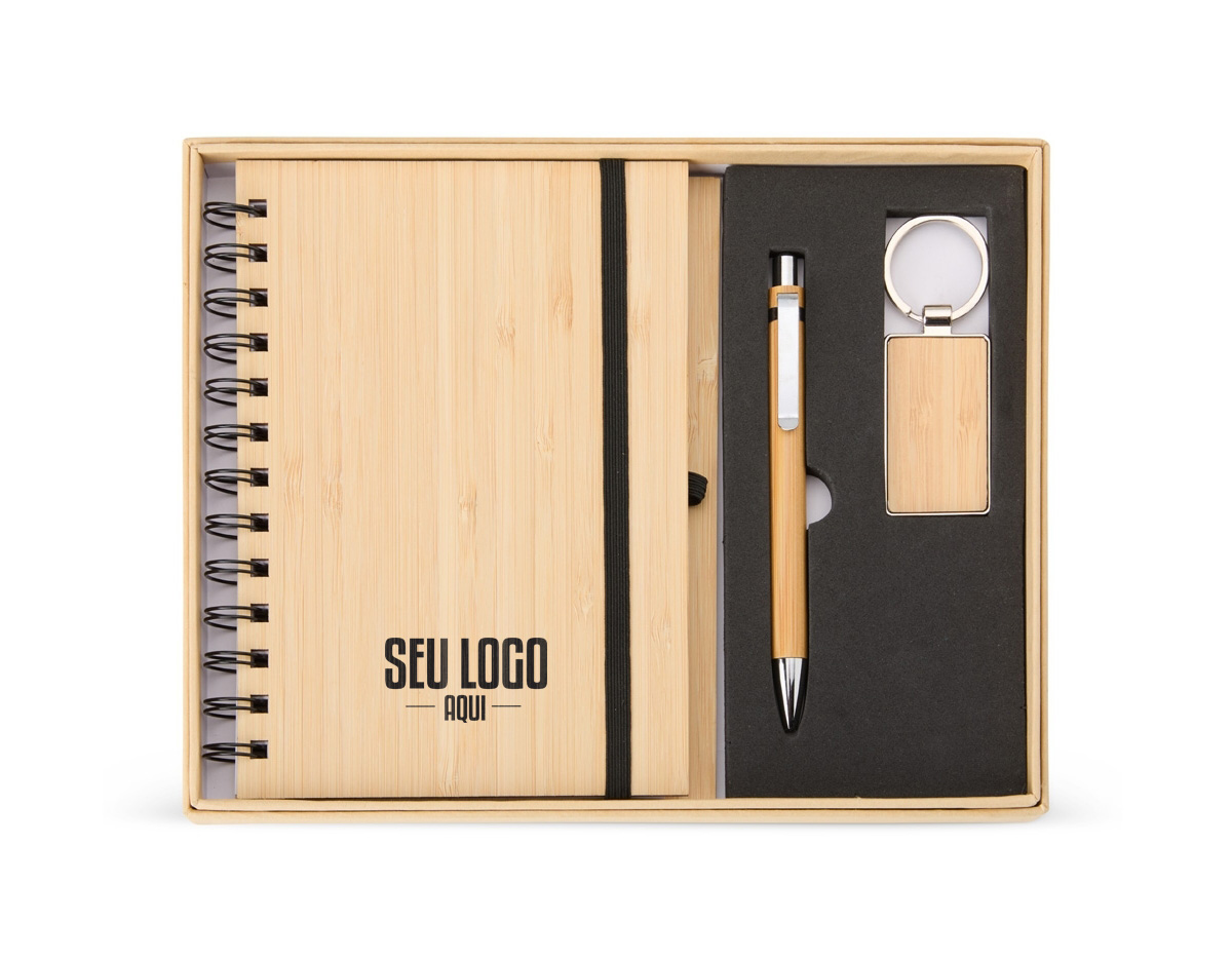 Kit composto por 3 peças: sendo uma caderneta de bambu com capa dura, contendo aproximadamente 70 folhas brancas pautadas, uma caneta de bambu com clipe metálico e um chaveiro de bambu com detalhe em metal. Item perfeito para quem busca elegância, sustentabilidade e o toque natural que só o bambu proporciona.