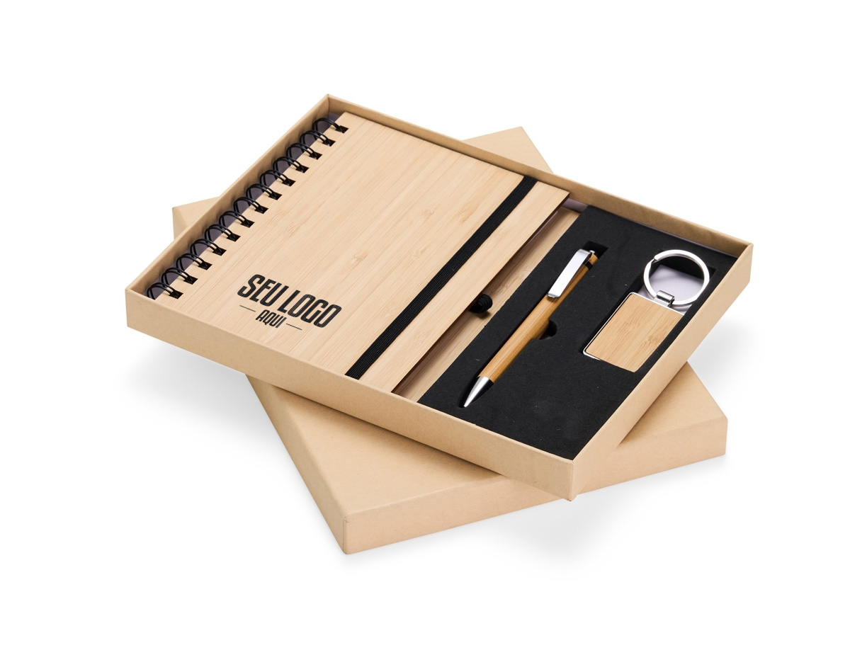 Kit composto por 3 peças: sendo uma caderneta de bambu com capa dura, contendo aproximadamente 70 folhas brancas pautadas, uma caneta de bambu com clipe metálico e um chaveiro de bambu com detalhe em metal. Item perfeito para quem busca elegância, sustentabilidade e o toque natural que só o bambu proporciona.