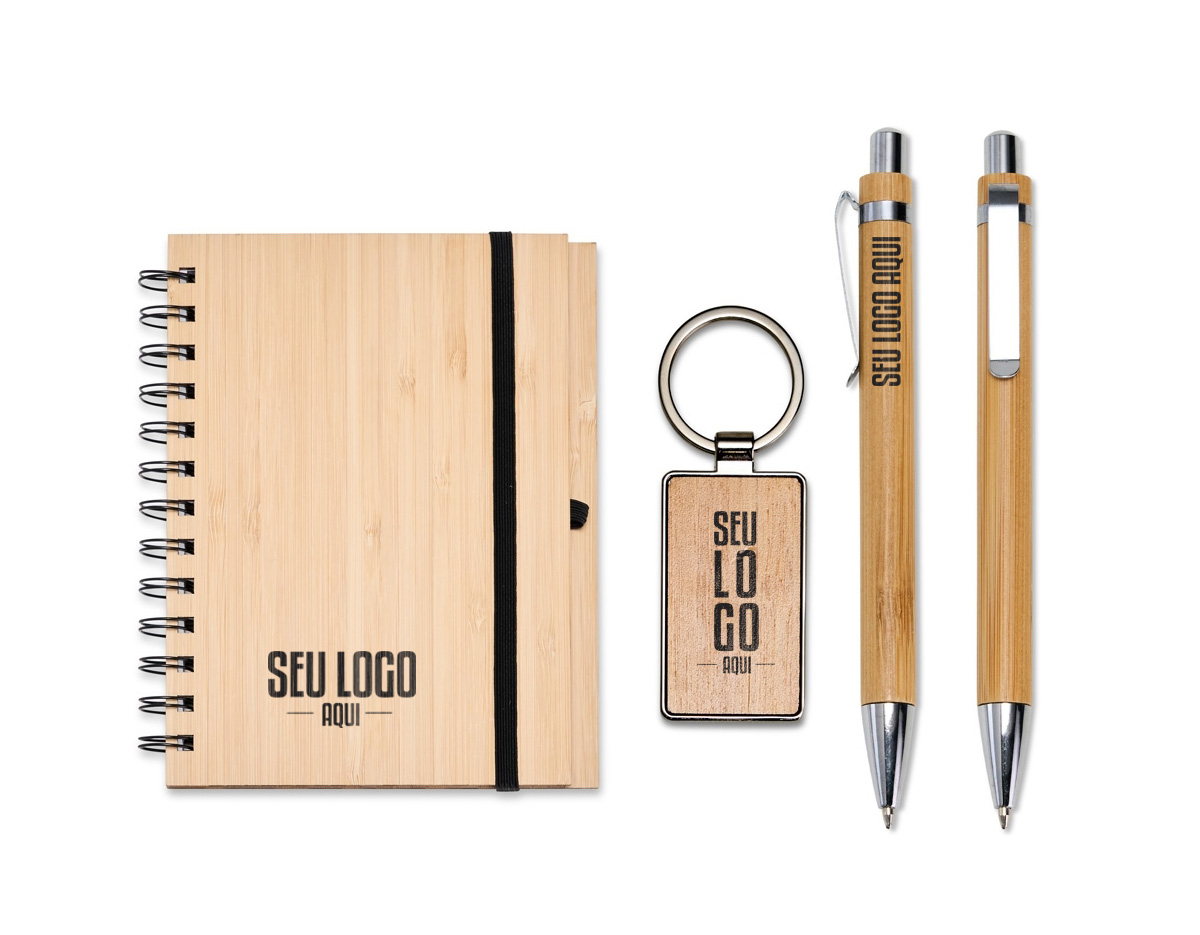 Kit composto por 3 peças: sendo uma caderneta de bambu com capa dura, contendo aproximadamente 70 folhas brancas pautadas, uma caneta de bambu com clipe metálico e um chaveiro de bambu com detalhe em metal. Item perfeito para quem busca elegância, sustentabilidade e o toque natural que só o bambu proporciona.