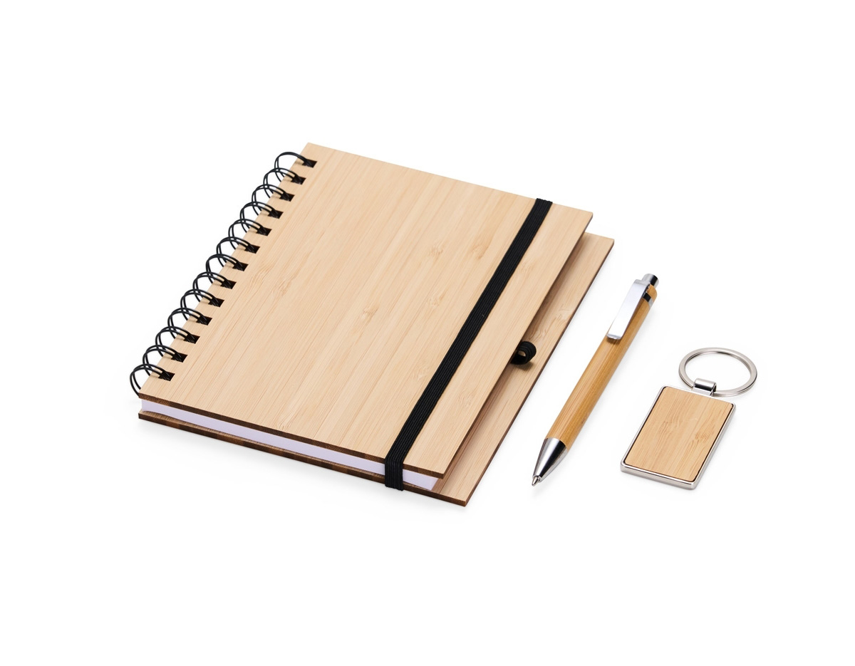 Kit composto por 3 peças: sendo uma caderneta de bambu com capa dura, contendo aproximadamente 70 folhas brancas pautadas, uma caneta de bambu com clipe metálico e um chaveiro de bambu com detalhe em metal. Item perfeito para quem busca elegância, sustentabilidade e o toque natural que só o bambu proporciona.