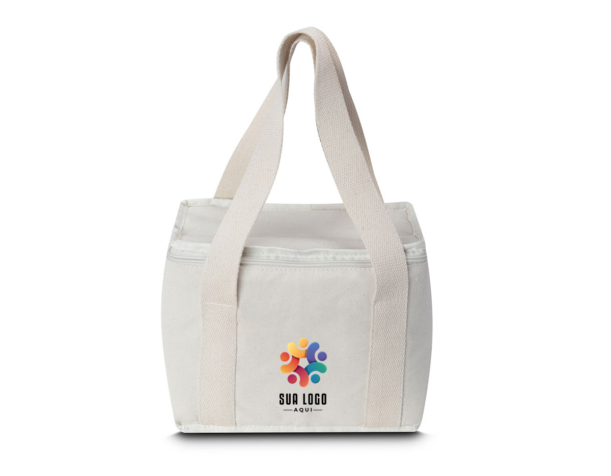Bolsa térmica em algodão cru, perfeita para quem busca um toque natural e elegante. Conta com bolso frontal para itens extras, alças de mão que garantem transporte fácil e confortável, além de um compartimento interno que mantém tudo refrigerado e protegido. Com capacidade de até 9L, ela é ideal para manter bebidas e alimentos fresquinhos, seja em passeios, piqueniques ou no dia a dia. Um item versátil e indispensável para quem valoriza funcionalidade e qualidade.