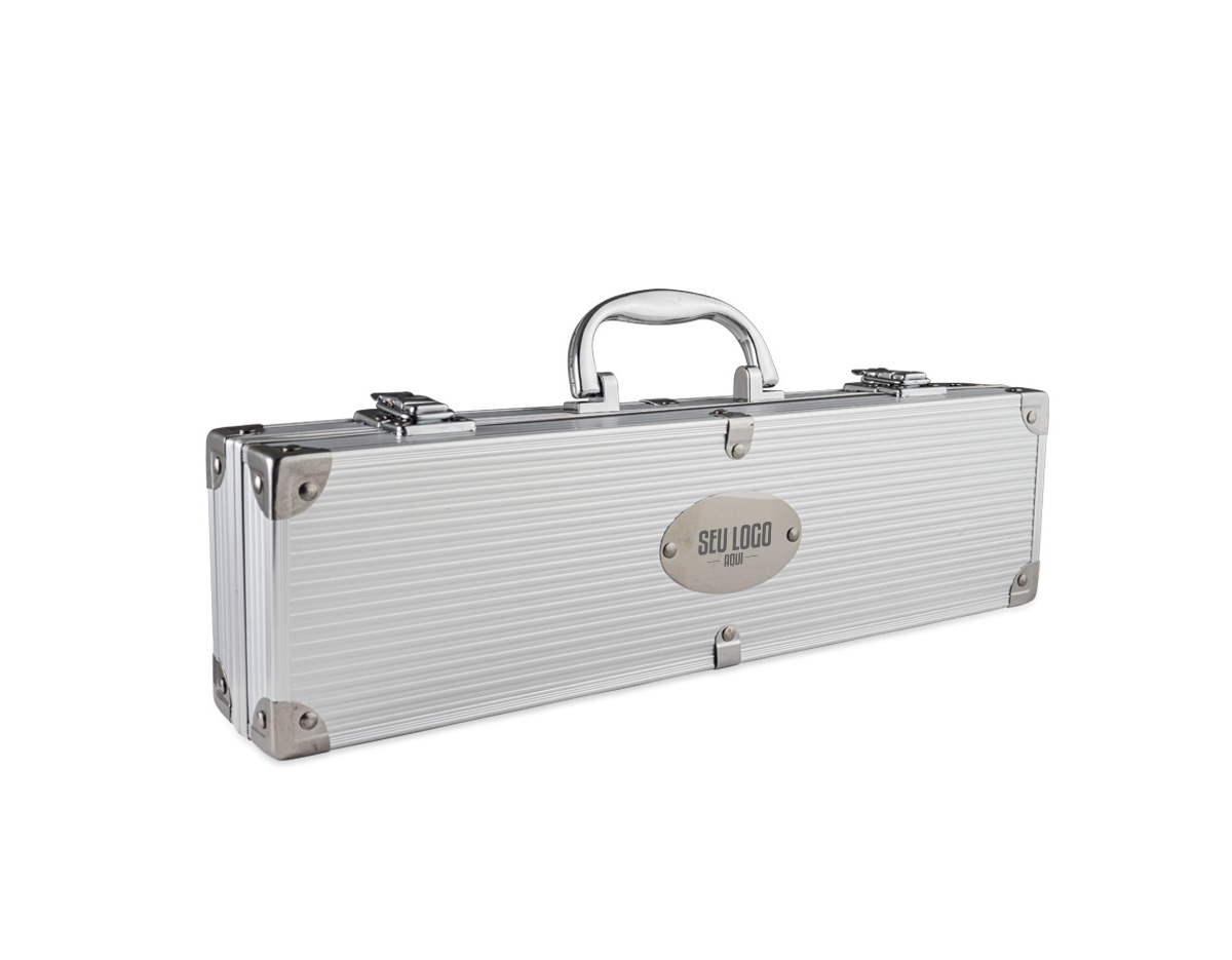Prepare churrascos deliciosos com nosso kit de três peças, ideal para quem busca qualidade e precisão no preparo de carnes e outros alimentos. O conjunto inclui uma pinça, um garfo e uma faca de sete polegadas, acompanhados de uma elegante maleta de alumínio com plaquinha para personalização, garantindo mais exclusividade e organização.