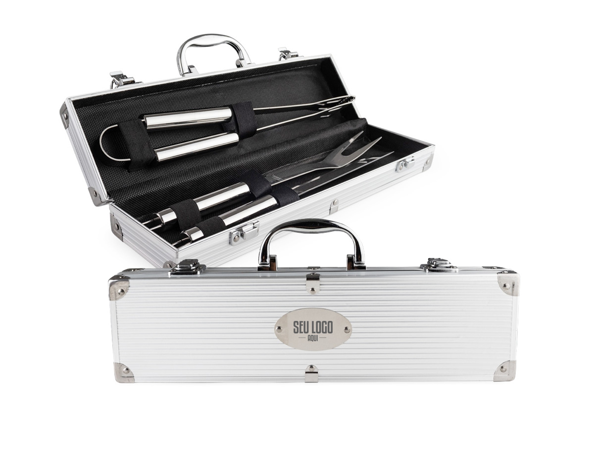 Prepare churrascos deliciosos com nosso kit de três peças, ideal para quem busca qualidade e precisão no preparo de carnes e outros alimentos. O conjunto inclui uma pinça, um garfo e uma faca de sete polegadas, acompanhados de uma elegante maleta de alumínio com plaquinha para personalização, garantindo mais exclusividade e organização.