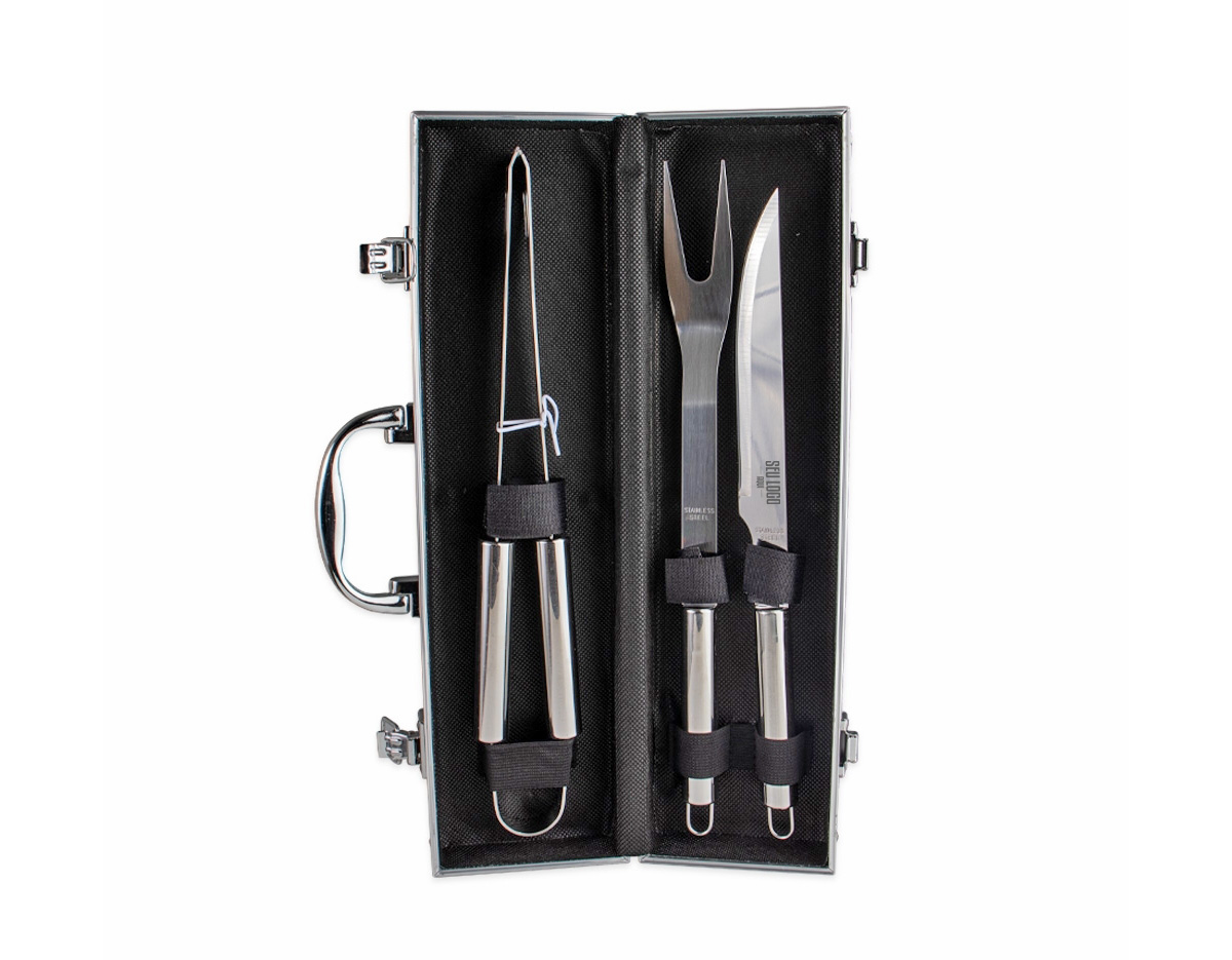 Prepare churrascos deliciosos com nosso kit de três peças, ideal para quem busca qualidade e precisão no preparo de carnes e outros alimentos. O conjunto inclui uma pinça, um garfo e uma faca de sete polegadas, acompanhados de uma elegante maleta de alumínio com plaquinha para personalização, garantindo mais exclusividade e organização.