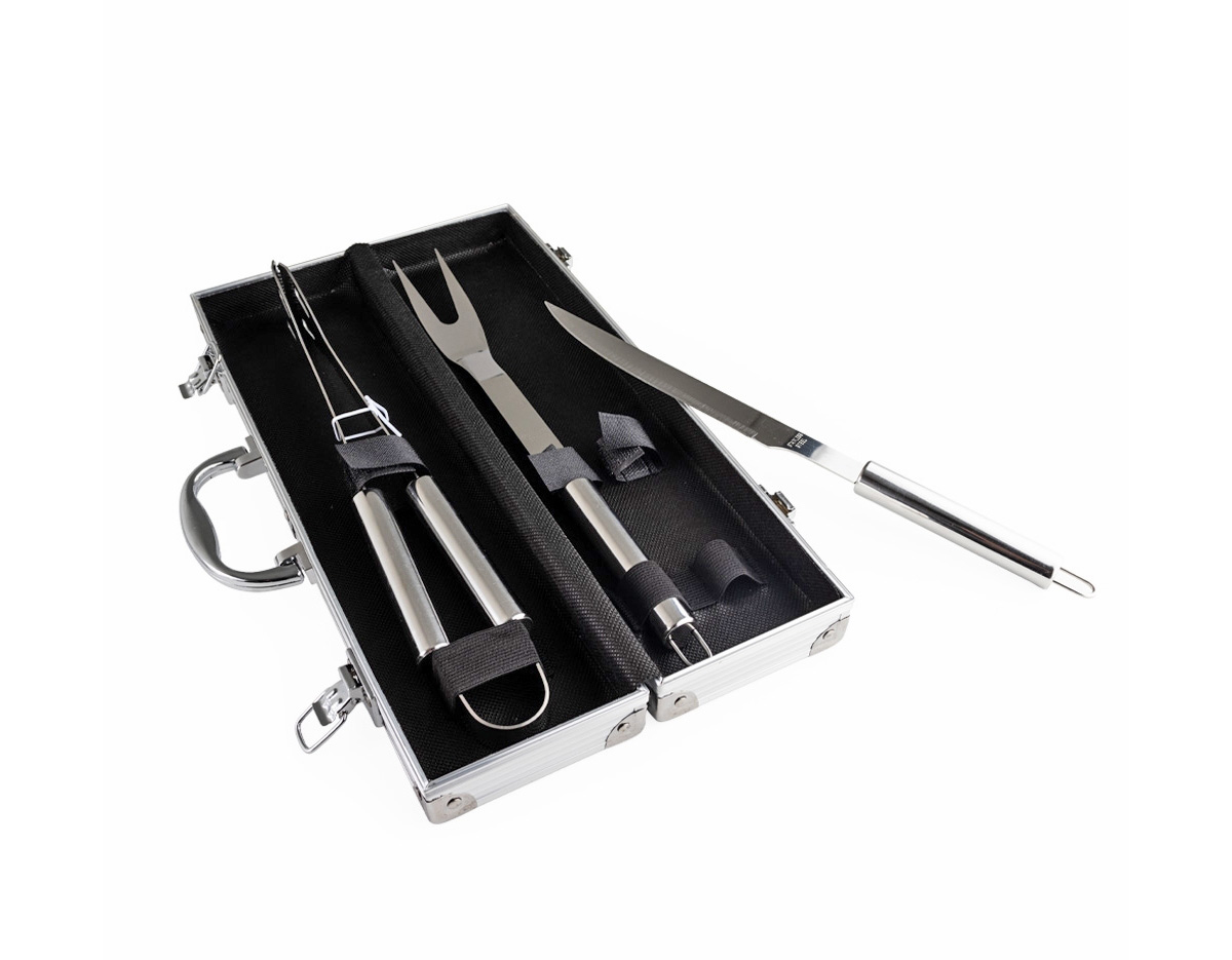 Prepare churrascos deliciosos com nosso kit de três peças, ideal para quem busca qualidade e precisão no preparo de carnes e outros alimentos. O conjunto inclui uma pinça, um garfo e uma faca de sete polegadas, acompanhados de uma elegante maleta de alumínio com plaquinha para personalização, garantindo mais exclusividade e organização.