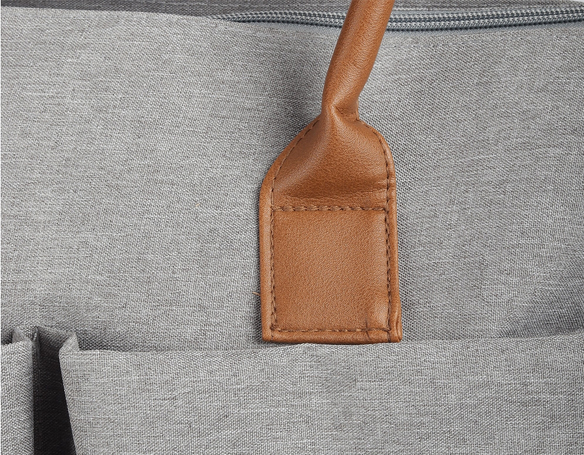 Nossa bolsa multifuncional de 17 litros foi pensada para atender diferentes necessidades do dia a dia. Feita em poliéster com tecido resistente à água, ela traz detalhes em couro sintético que dão um toque moderno e sofisticado. Por dentro, é totalmente forrada em nylon e tem um espaço amplo com quatro bolsos, facilitando a organização de tudo o que for necessário. O fechamento principal é por zíper, com um charmoso detalhe em couro sintético. Já na parte externa, são seis bolsos ao todo: um com fechamento em zíper e detalhe em couro sintético, dois nas laterais e outros três com botão de ímã, garantindo praticidade e segurança para pequenos objetos. Para maior conforto, as alças permitem o uso tanto no ombro quanto nas mãos. E para quem precisa de ainda mais versatilidade, a bolsa conta com uma alça extra produzida em poliéster e detalhe em couro sintético ajustável e removível, além de um suporte, perfeito para prender em carrinhos de bebê, supermercado ou onde desejar. Essa bolsa é uma excelente opção de brinde, unindo modernidade e praticidade.