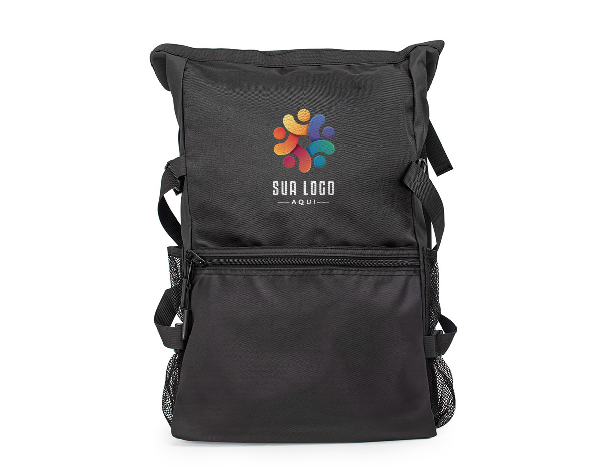 Com um design prático de um bolso gigante, nossa mochila de 34 Litros é a opção perfeita para quem precisa de espaço e versatilidade, seja para lazer, viagens ou trabalho. Resistente à água, feita em couro sintético e nylon, ela conta com bolso frontal com zíper, além de um bolso interno ideal para guardar documentos ou celular com segurança. O compartimento principal oferece um bolso para notebook e muito mais espaço para itens do dia a dia. O fechamento por velcro permite que a mochila seja dobrada e reforçada com fivelas ajustáveis, que também estão presentes nas laterais, tornando-a expansível quando necessário. Ainda tem dois bolsos de tela nas laterais, ideais para garrafas ou outros itens essenciais. E para garantir seu conforto, a traseira e as alças são acolchoadas e revestidas, oferecendo uma experiência de uso mais agradável durante o dia a dia.
