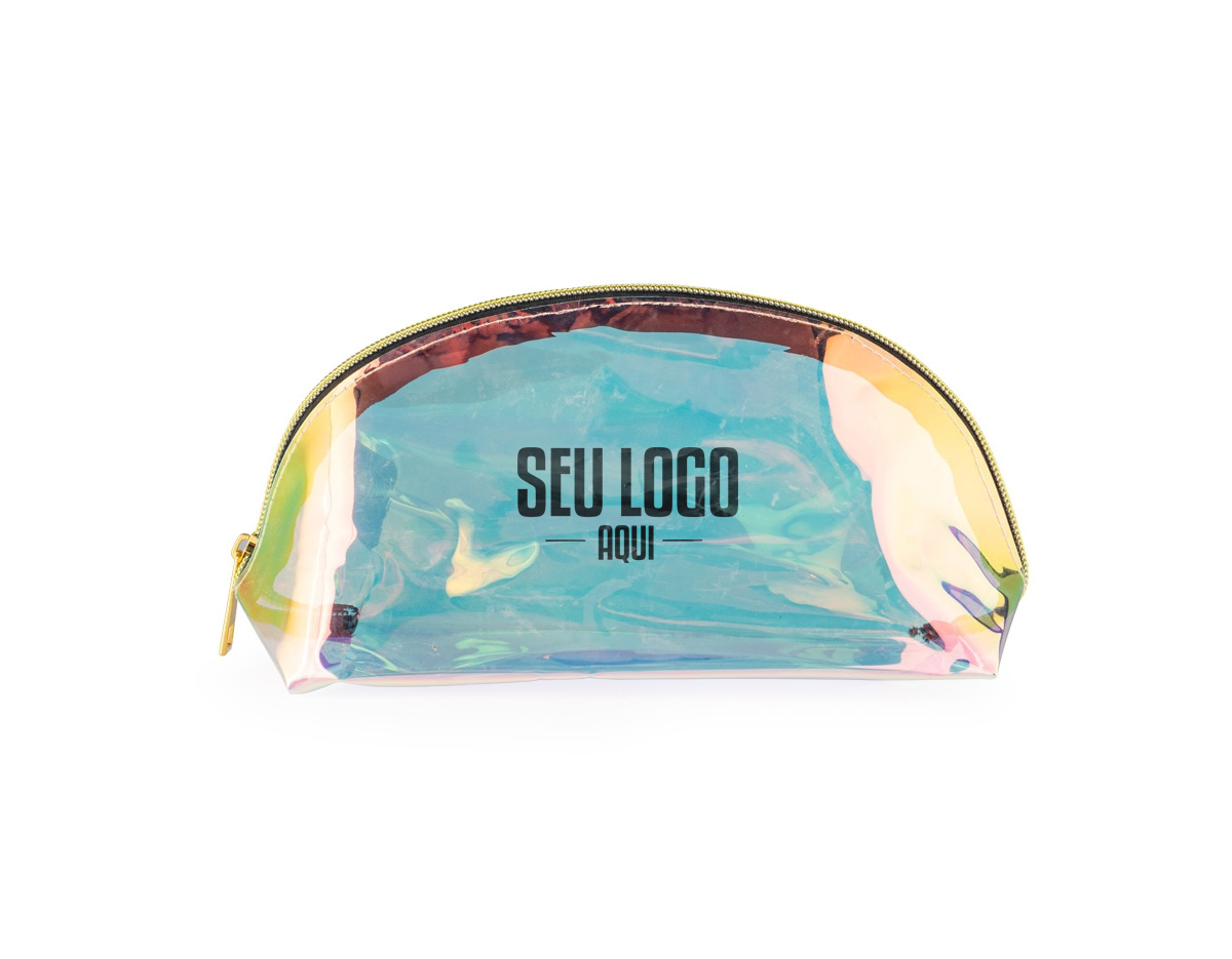 Com a nossa nécessaire holográfica, você leva muito mais do que o essencial: leva estilo e atitude. Confeccionada em TPU resistente à água, proporciona proteção contra respingos e maior durabilidade no uso diário. Seu acabamento com efeito holográfico cria um visual moderno e encantador, que muda conforme a luz e garante destaque por onde passa. Perfeita para organizar itens pessoais com charme, é uma excelente opção de brinde corporativo criativo e marcante.