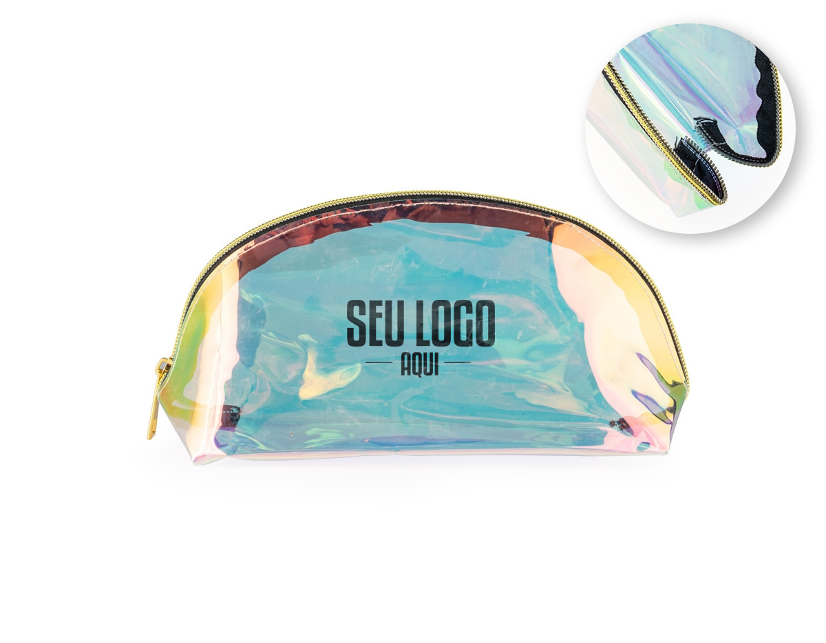 Com a nossa nécessaire holográfica, você leva muito mais do que o essencial: leva estilo e atitude. Confeccionada em TPU resistente à água, proporciona proteção contra respingos e maior durabilidade no uso diário. Seu acabamento com efeito holográfico cria um visual moderno e encantador, que muda conforme a luz e garante destaque por onde passa. Perfeita para organizar itens pessoais com charme, é uma excelente opção de brinde corporativo criativo e marcante.