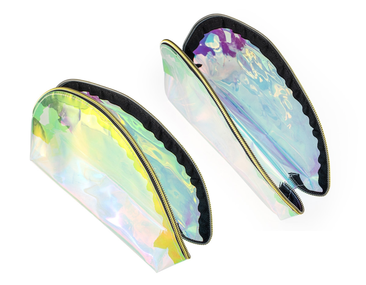 Com a nossa nécessaire holográfica, você leva muito mais do que o essencial: leva estilo e atitude. Confeccionada em TPU resistente à água, proporciona proteção contra respingos e maior durabilidade no uso diário. Seu acabamento com efeito holográfico cria um visual moderno e encantador, que muda conforme a luz e garante destaque por onde passa. Perfeita para organizar itens pessoais com charme, é uma excelente opção de brinde corporativo criativo e marcante.