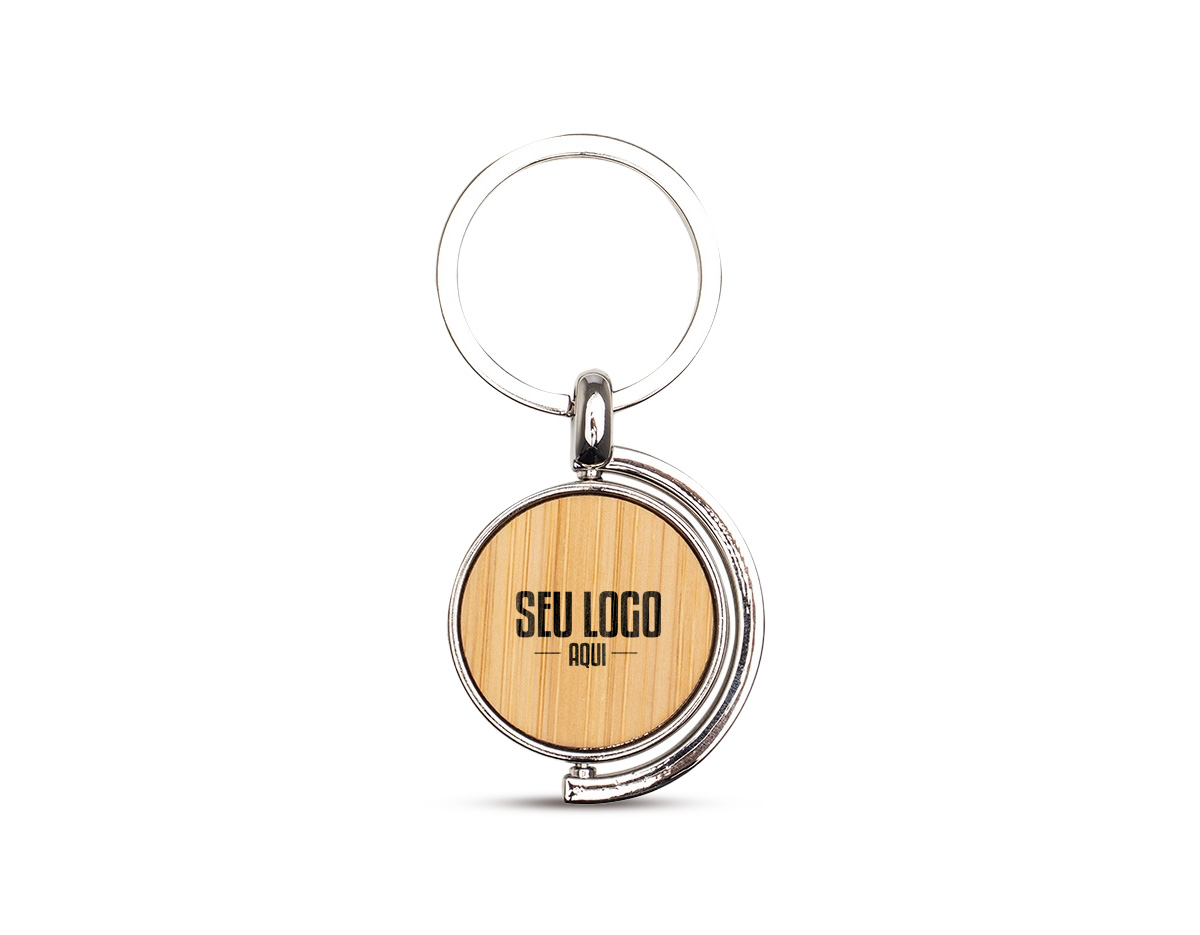 Este chaveiro de metal no formato circular com função giratória combina resistência e elegância, com frente em detalhe de bambu que acrescenta um toque natural ao design. O verso liso completa o acabamento moderno, tornando-o prático e estiloso para organizar as chaves no dia a dia.