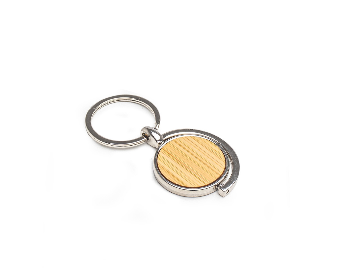 Este chaveiro de metal no formato circular com função giratória combina resistência e elegância, com frente em detalhe de bambu que acrescenta um toque natural ao design. O verso liso completa o acabamento moderno, tornando-o prático e estiloso para organizar as chaves no dia a dia.