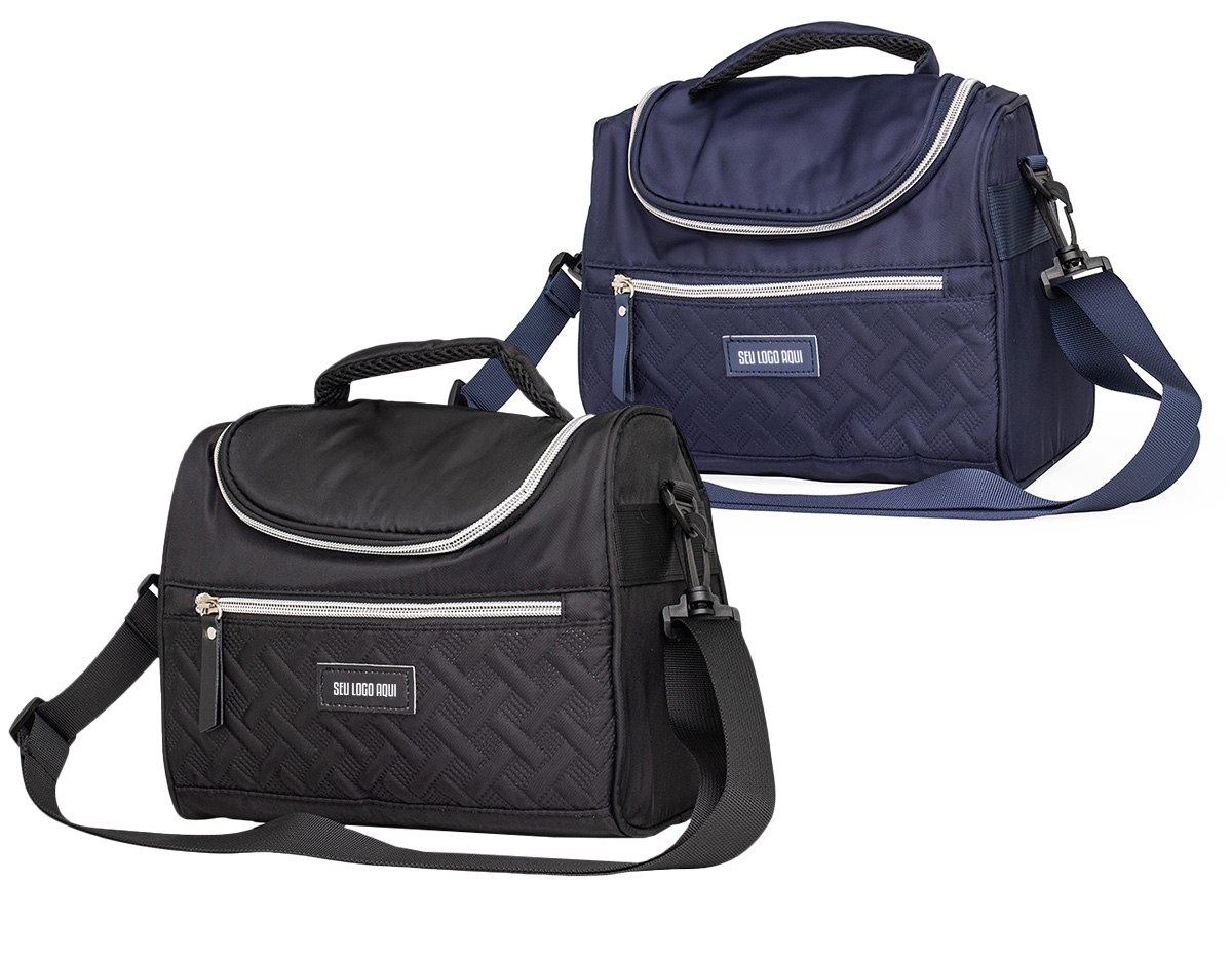 Aliada para manter os alimentos frescos e saudáveis por mais tempo! Mais do que uma Bolsa térmica 8 litros, possui um design moderno que lembra uma bolsa casual, trazendo praticidade e estilo para o dia a dia. Produzida em poliéster com detalhes em couro sintético, ela conta com dois compartimentos com revestimento interno em PEVA atóxico: um frontal, ideal para utensílios, guardanapos ou pequenos itens, e o principal, perfeito para marmitas, lanches, sucos e muito mais! Além disso, possui duas alças, uma de mão e outra de ombro, ajustáveis, garantindo conforto e versatilidade ao carregar. Os detalhes no zíper e a etiqueta em couro sintético dão um toque sofisticado e criam um espaço ideal para destacar a marca dos seus clientes.